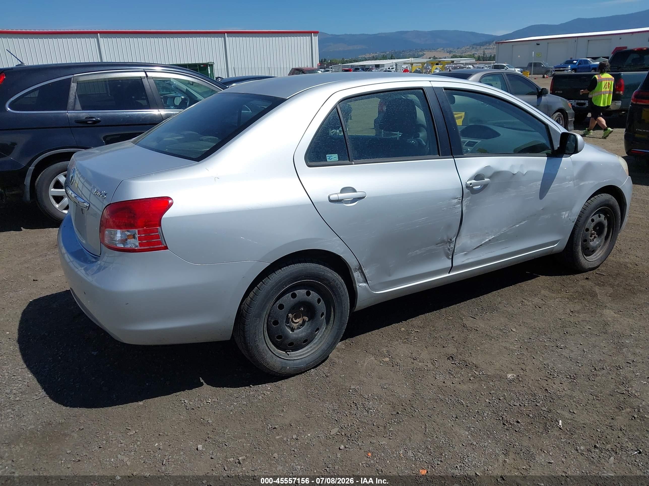 2007 Toyota Yaris   Silver vin: JTDBT903871015123
