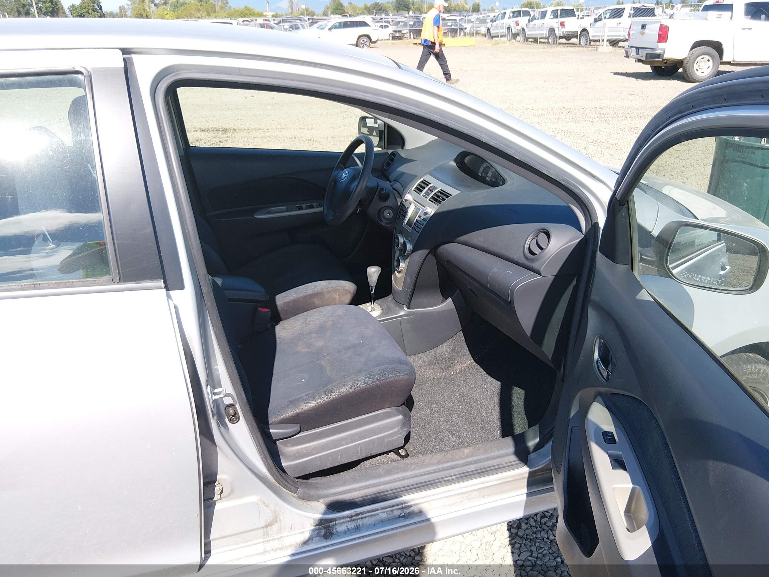 2007 Toyota Yaris S Silver vin: JTDBT903871137383