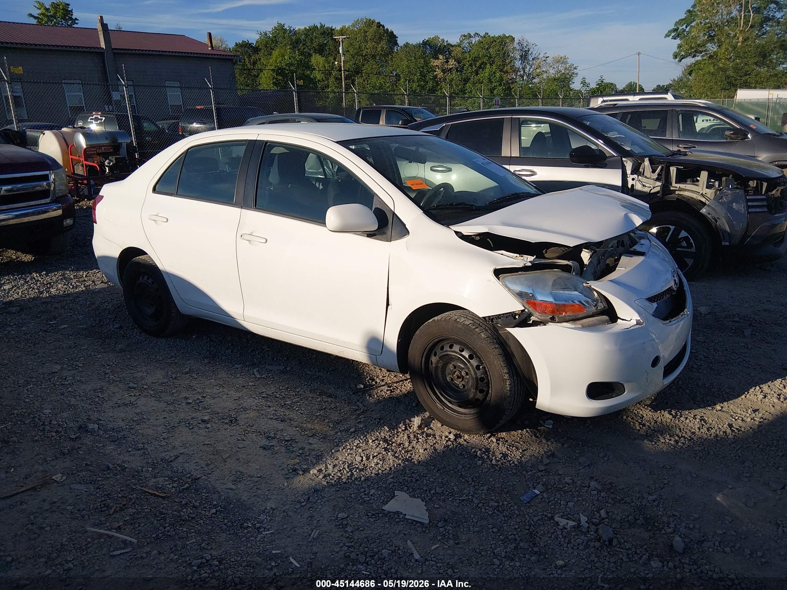 2008 Toyota Yaris   White vin: JTDBT903881221186