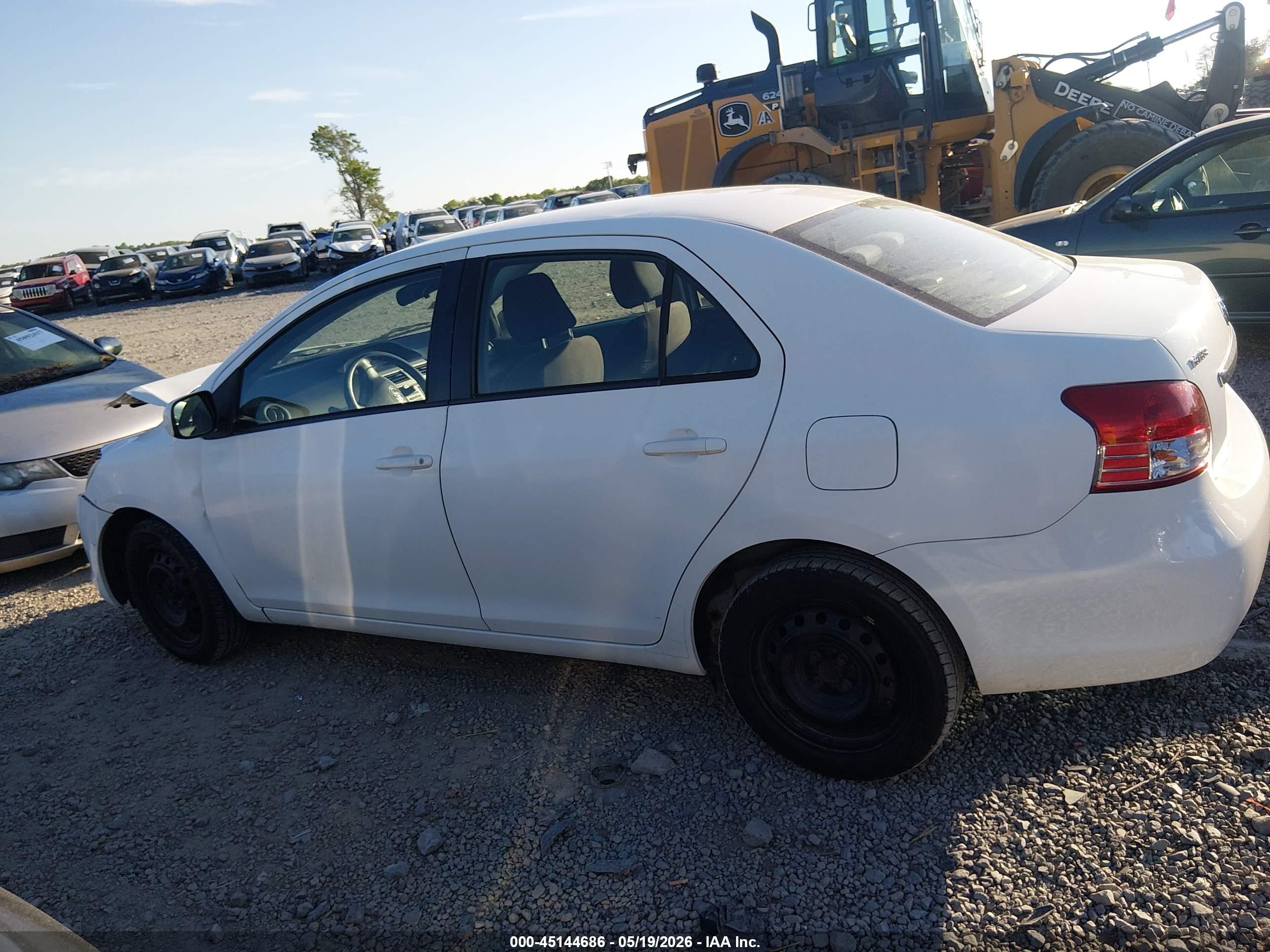 2008 Toyota Yaris   White vin: JTDBT903881221186