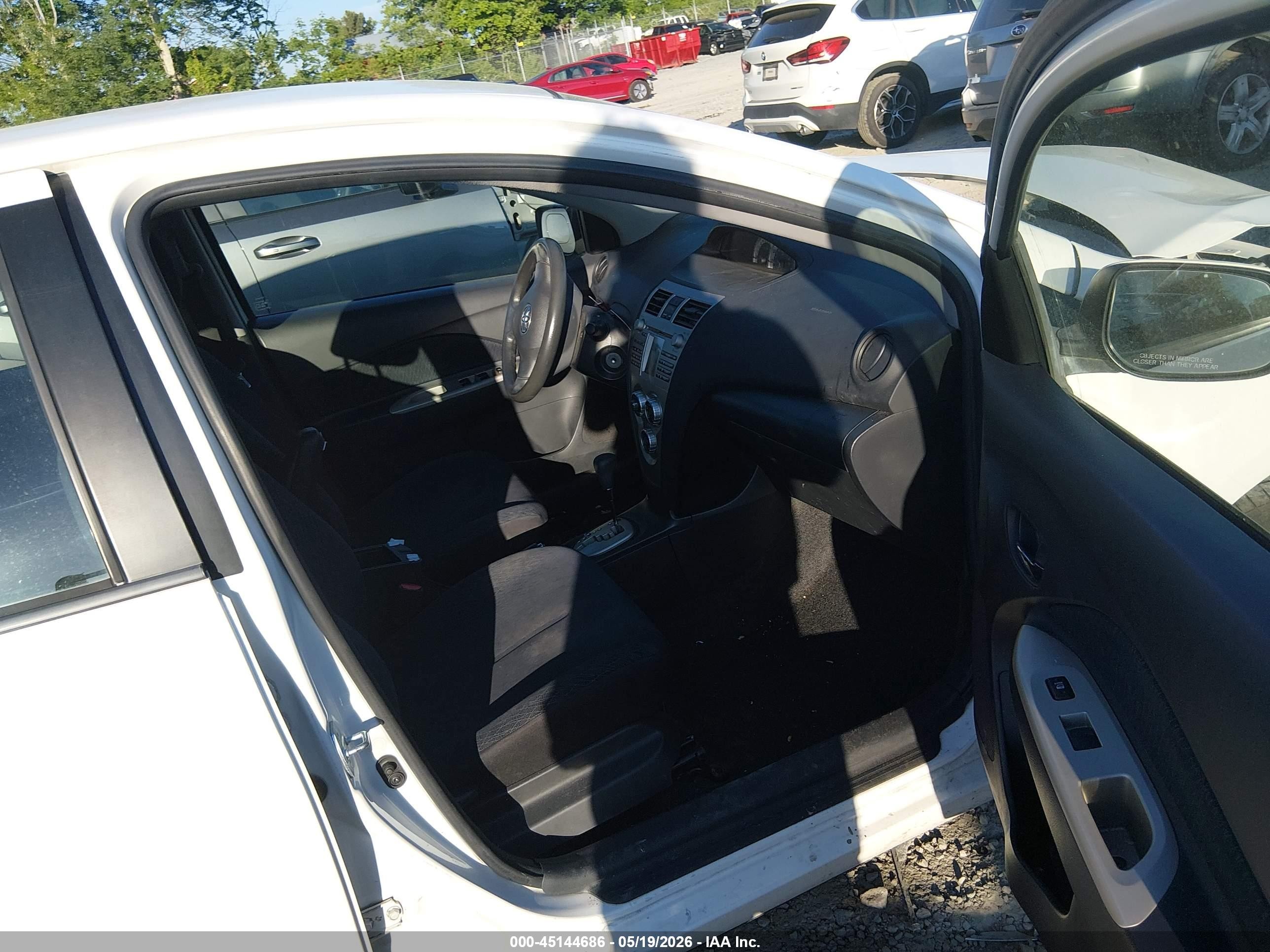 2008 Toyota Yaris   White vin: JTDBT903881221186
