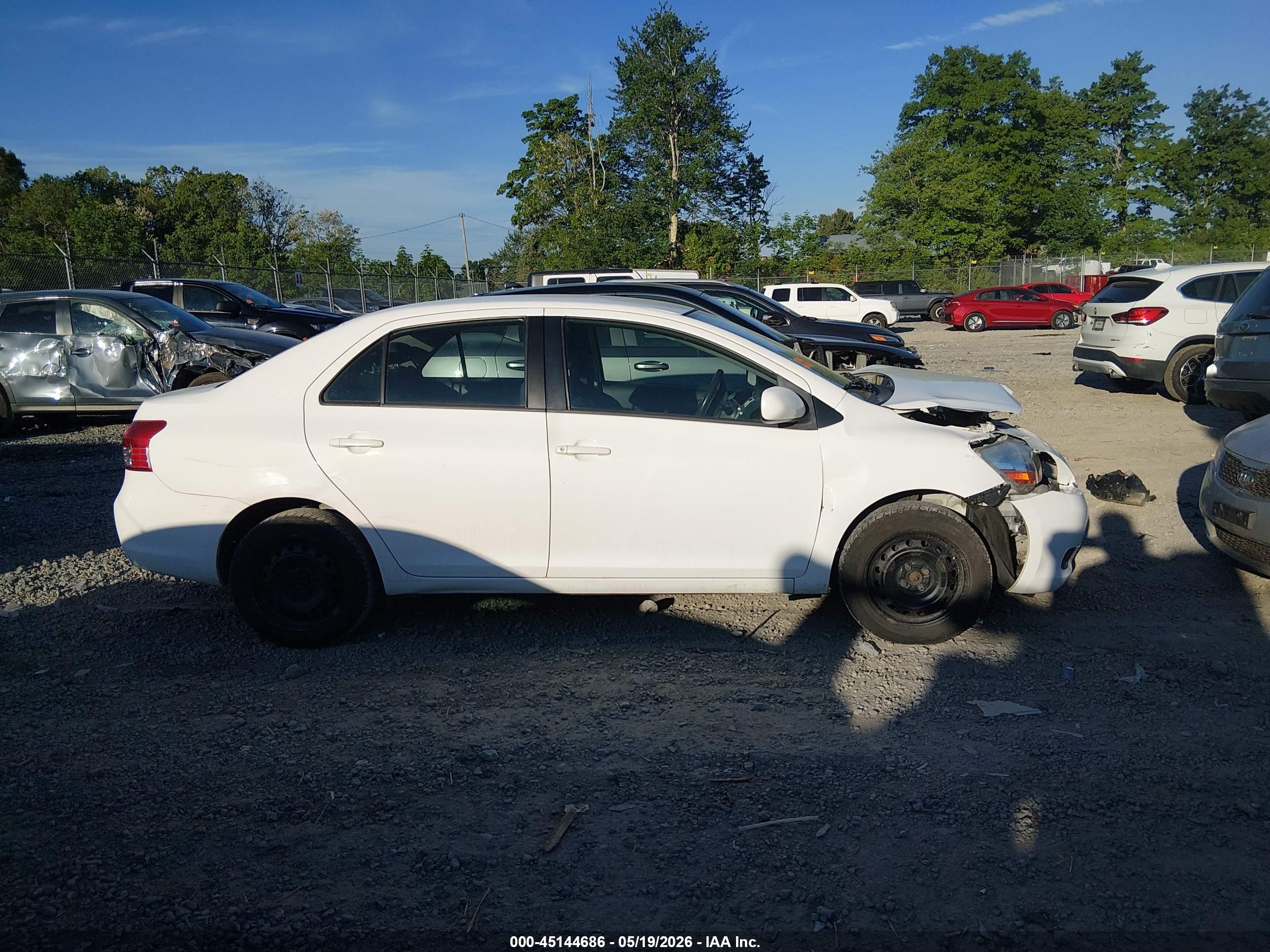 2008 Toyota Yaris   White vin: JTDBT903881221186