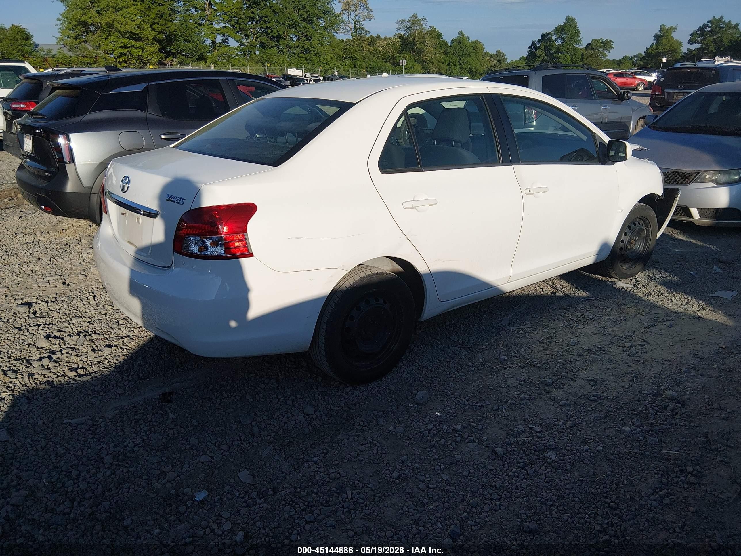 2008 Toyota Yaris   White vin: JTDBT903881221186