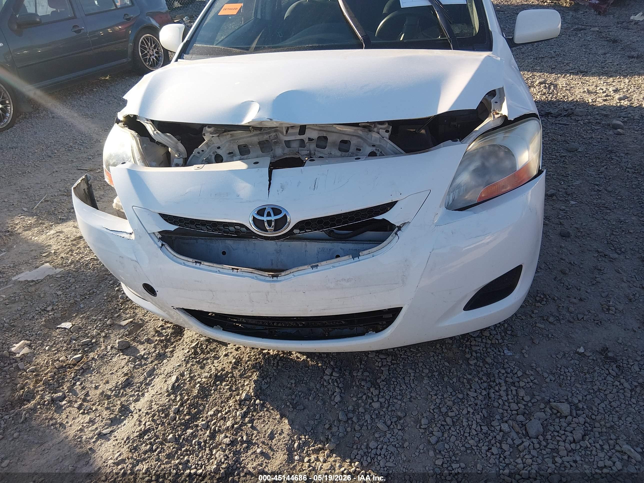 2008 Toyota Yaris   White vin: JTDBT903881221186