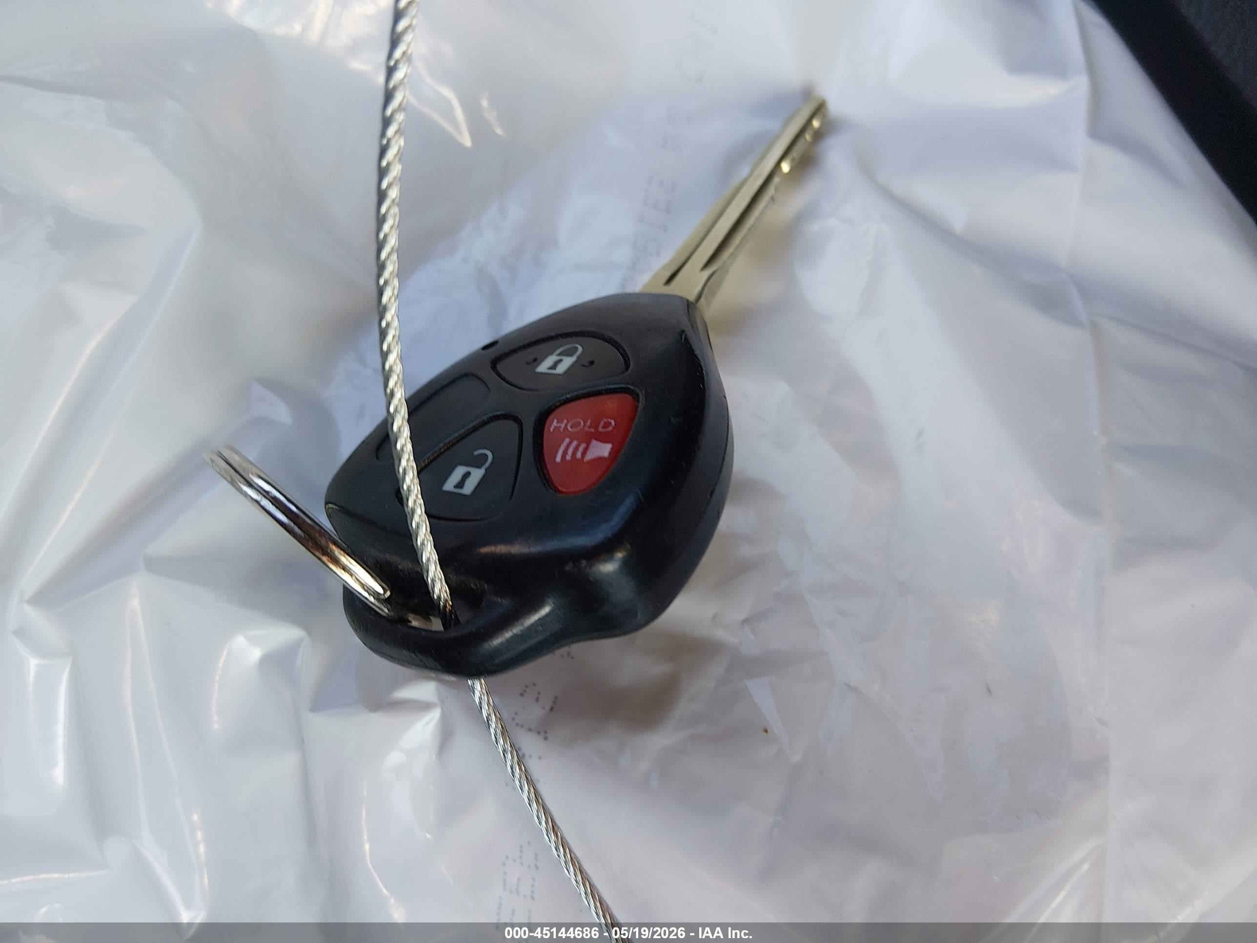 2008 Toyota Yaris   White vin: JTDBT903881221186