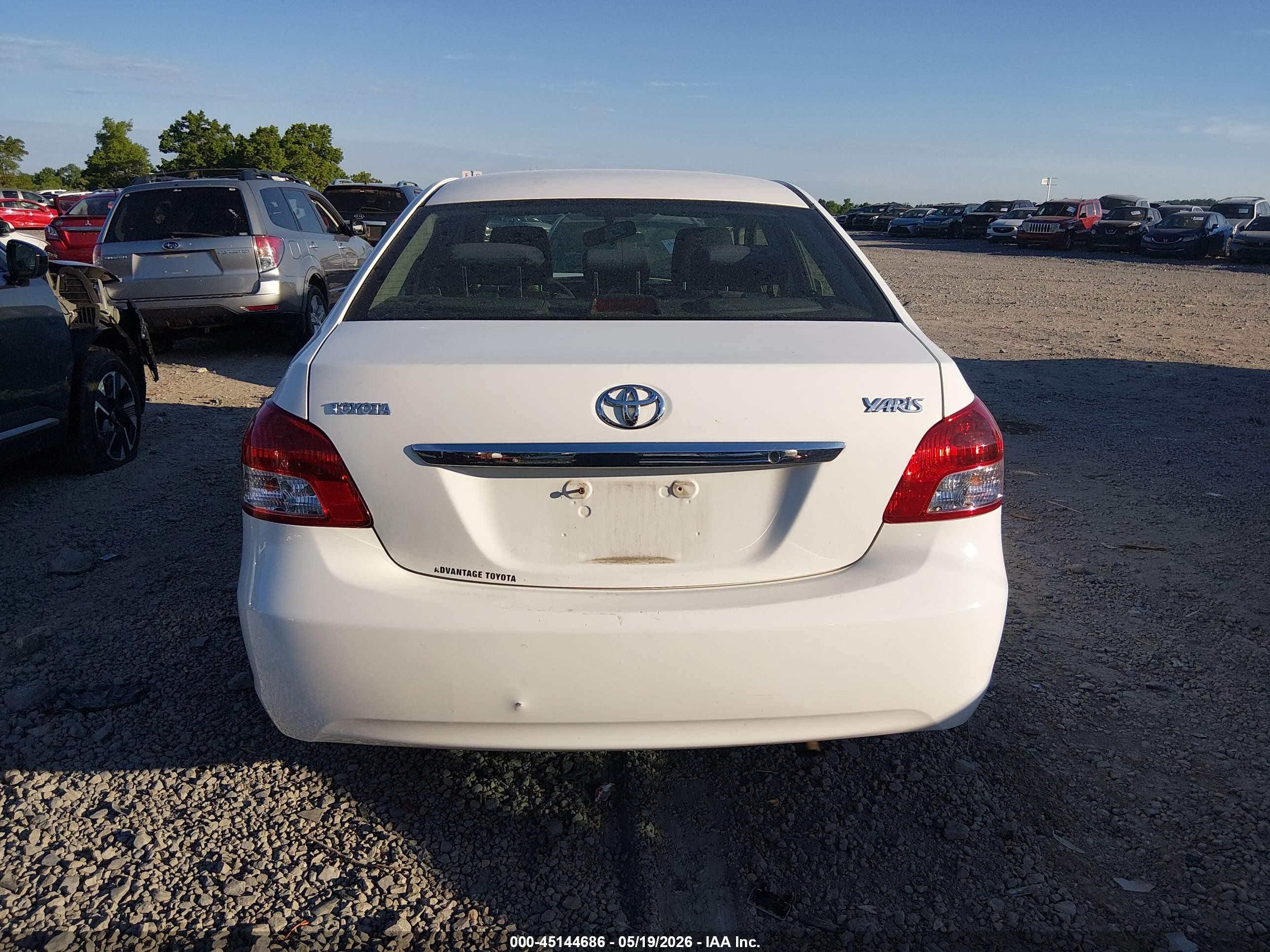2008 Toyota Yaris   White vin: JTDBT903881221186