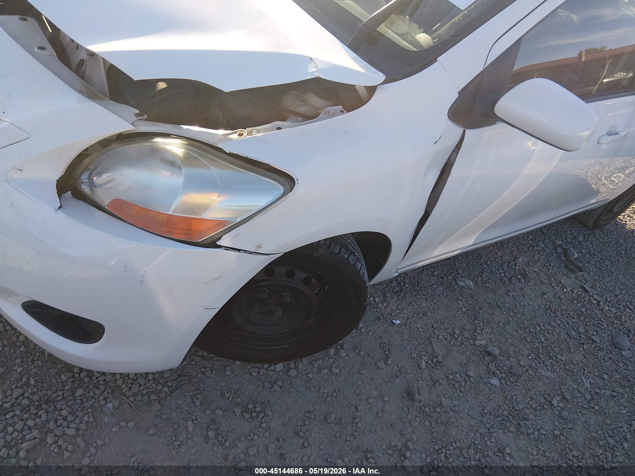 2008 Toyota Yaris   White vin: JTDBT903881221186