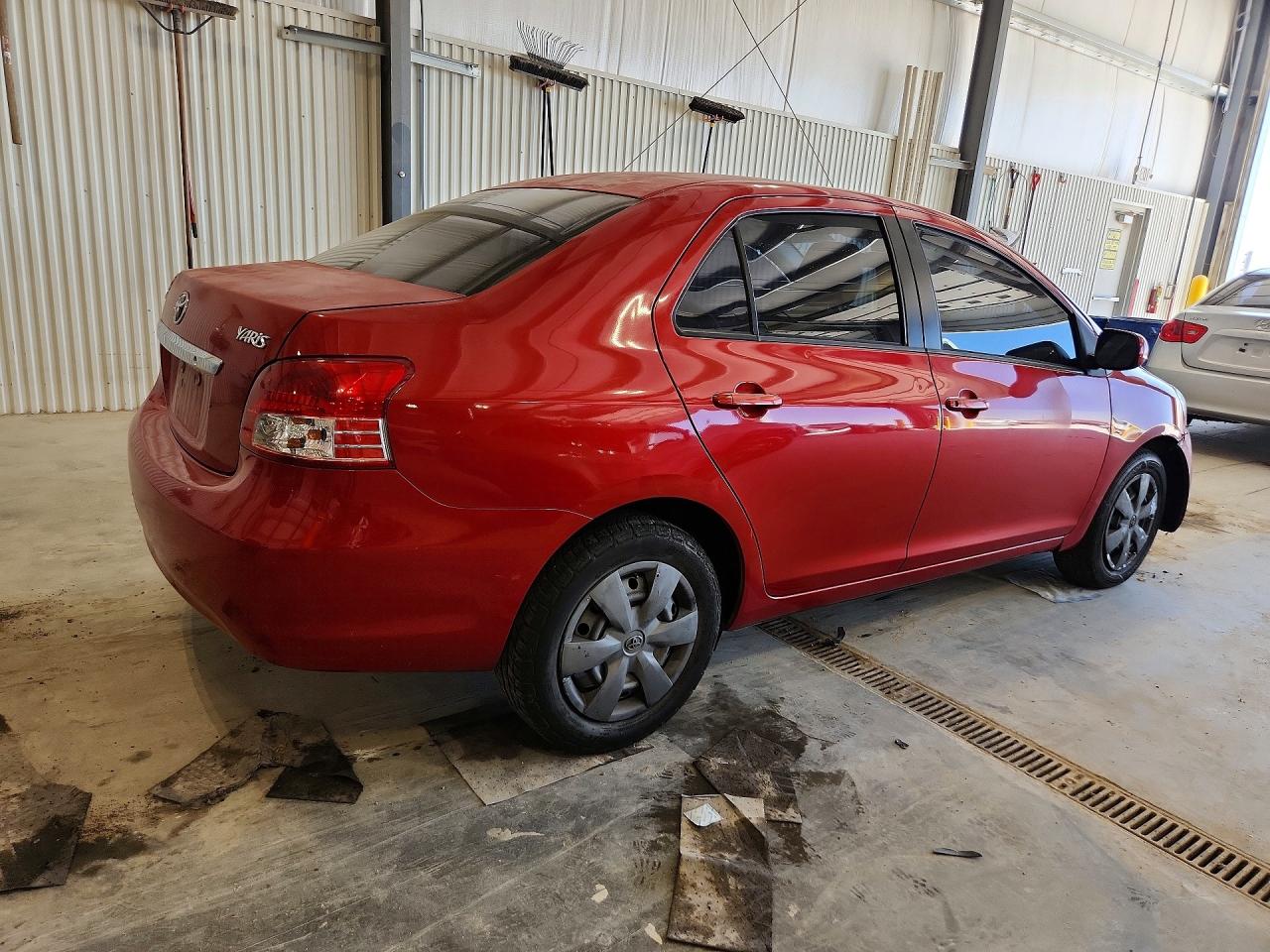 2008 Toyota Yaris Base Burgundy vin: JTDBT903881244046