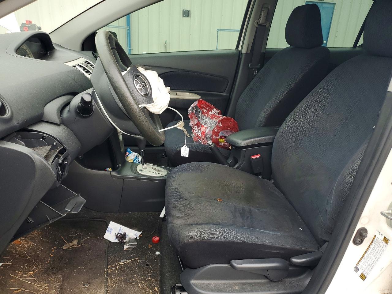 2008 Toyota Yaris Base White vin: JTDBT903884014926