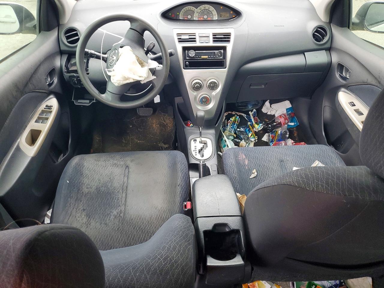 2008 Toyota Yaris Base White vin: JTDBT903884014926
