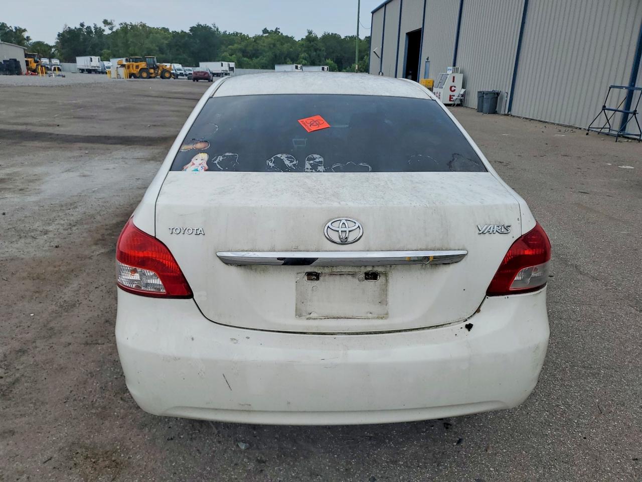 2008 Toyota Yaris Base White vin: JTDBT903884014926