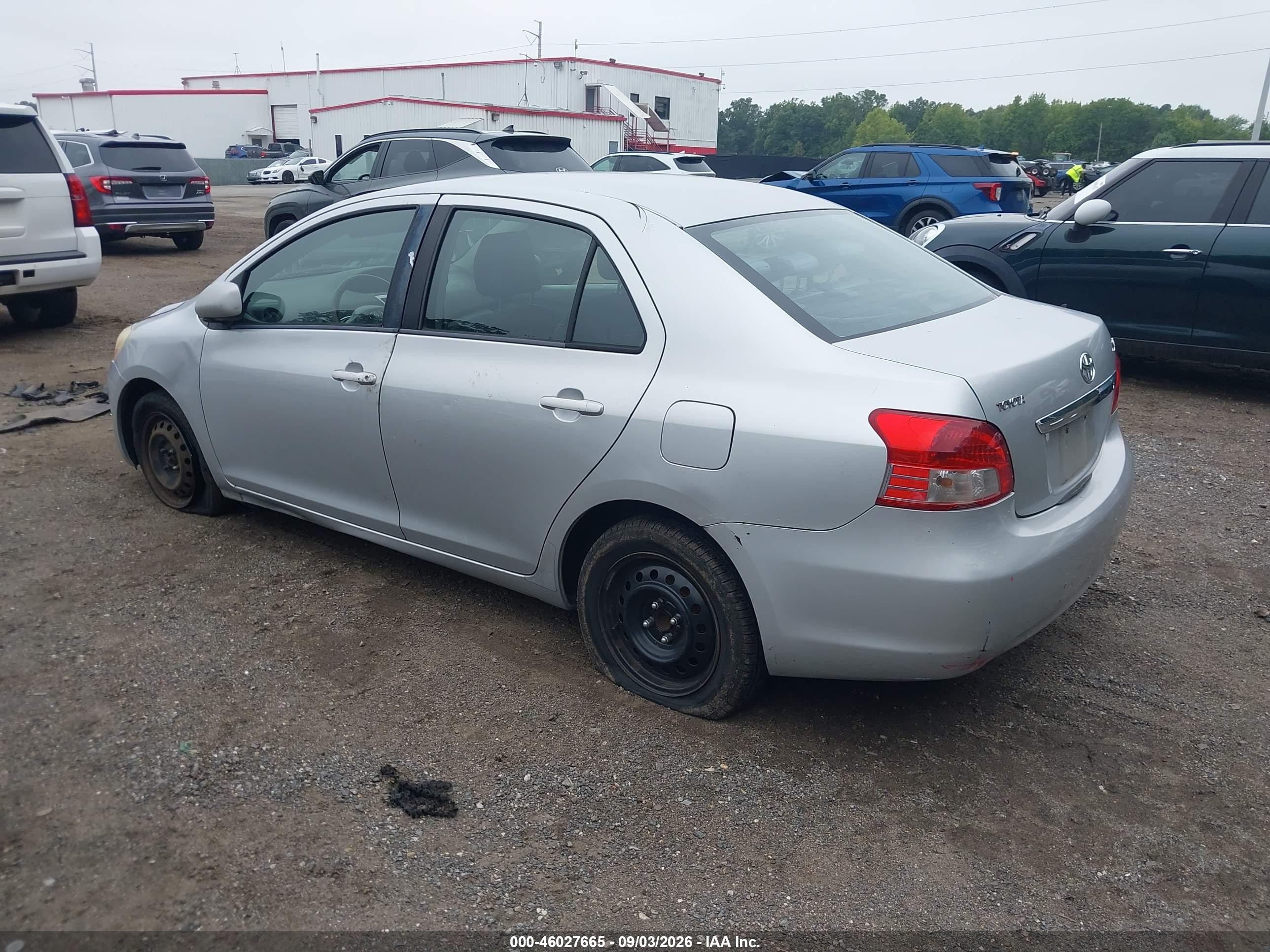 2009 Toyota Yaris   Серебряный vin: JTDBT903891335819