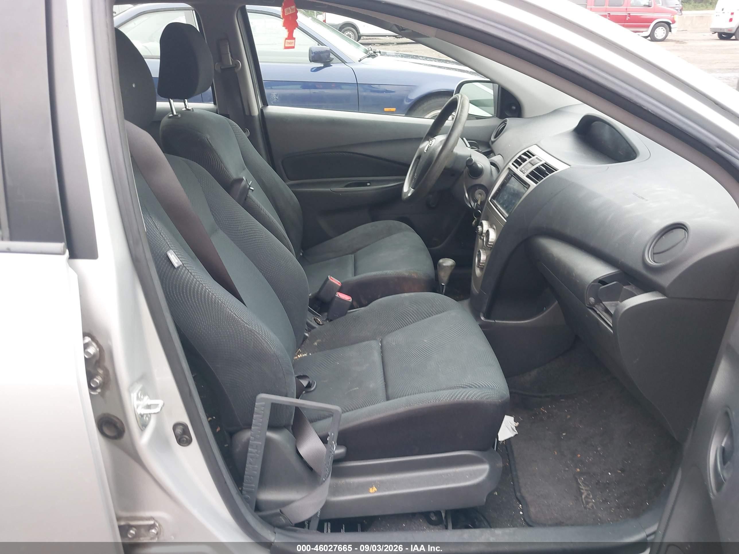 2009 Toyota Yaris   Серебряный vin: JTDBT903891335819