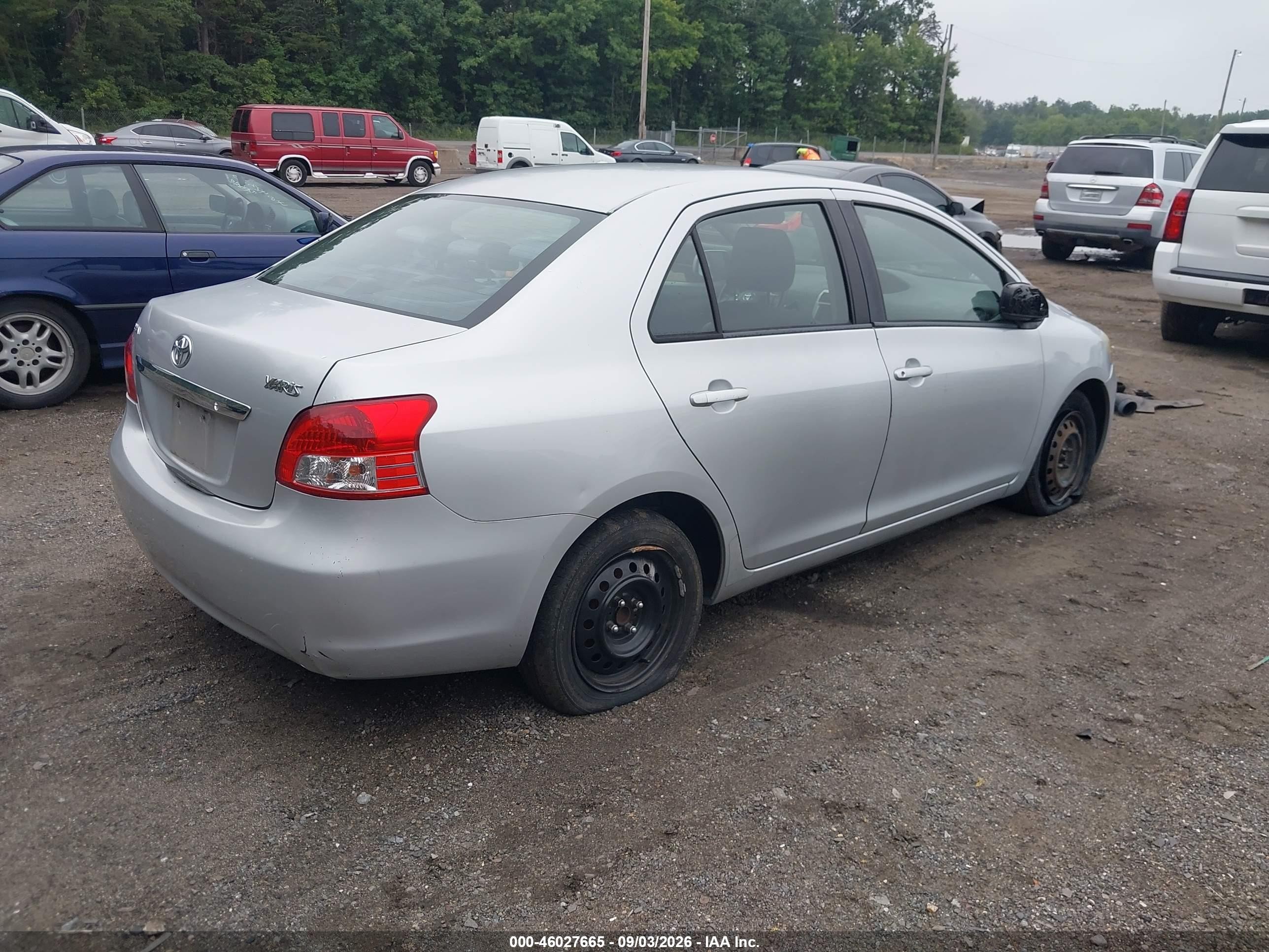2009 Toyota Yaris   Серебряный vin: JTDBT903891335819