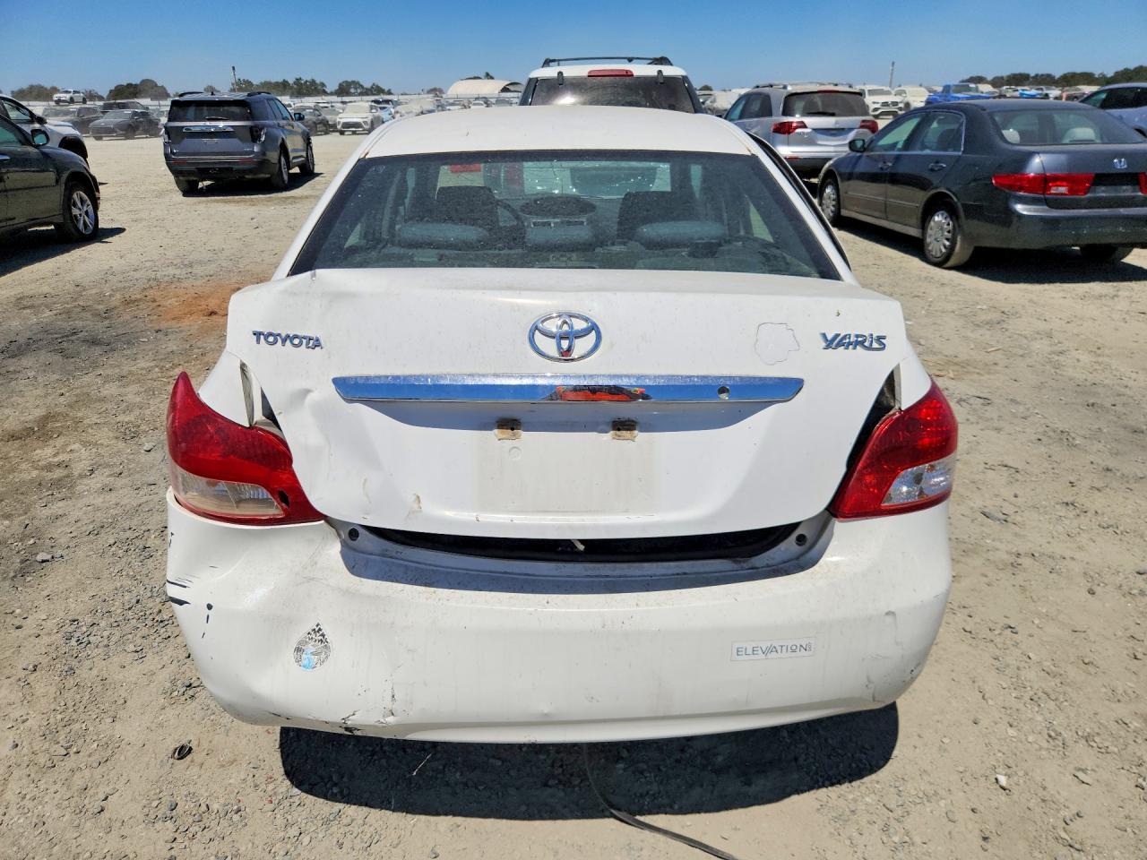 2009 Toyota Yaris Base White vin: JTDBT903891347551