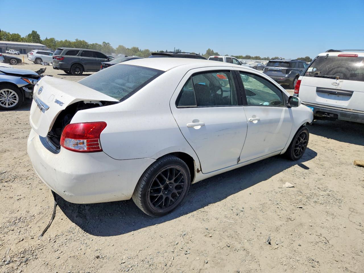 2009 Toyota Yaris Base White vin: JTDBT903891347551