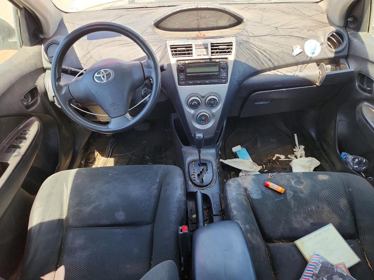 2009 Toyota Yaris Base White vin: JTDBT903891347551