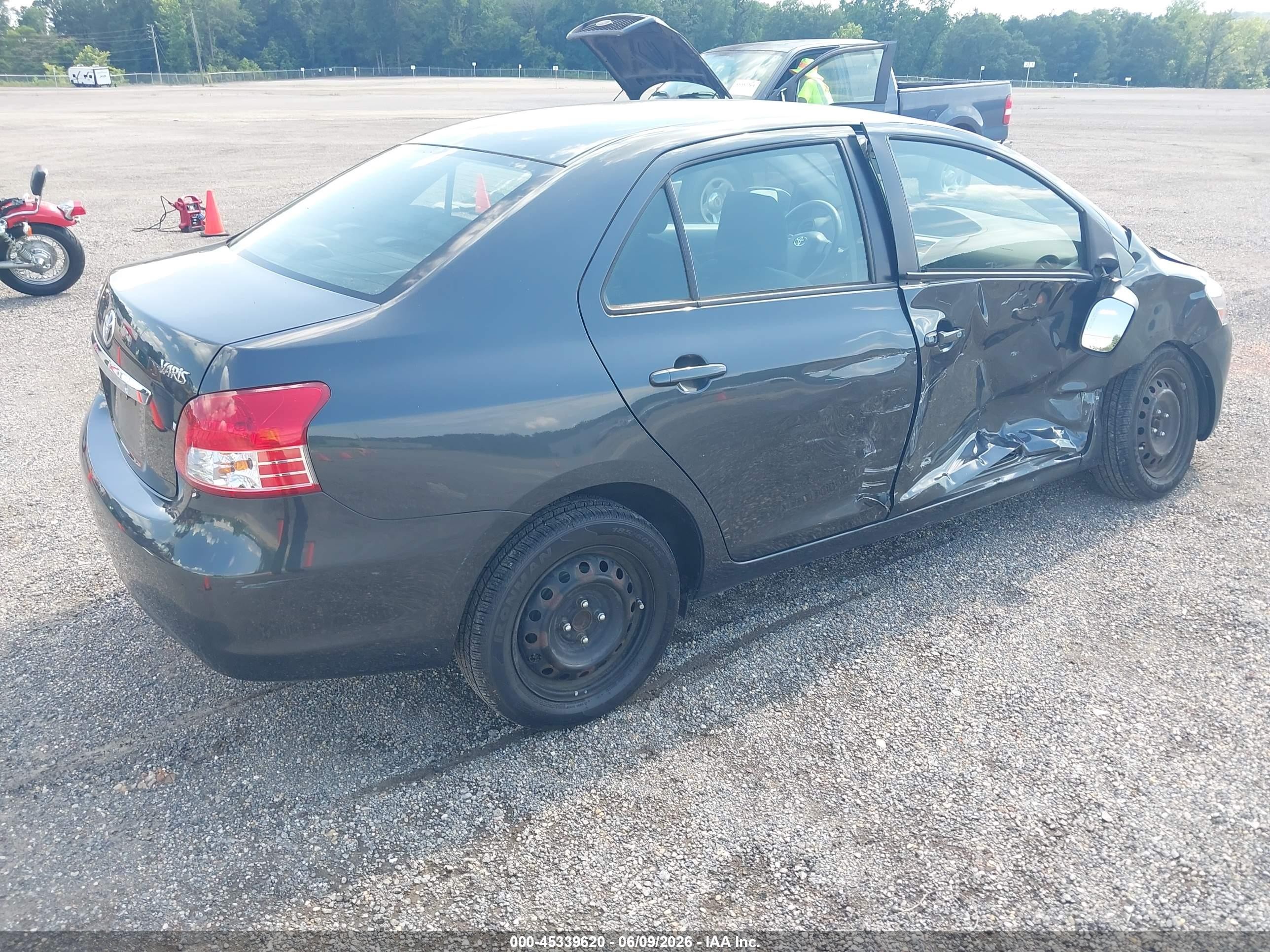 2009 Toyota Yaris   Gray vin: JTDBT903894051119
