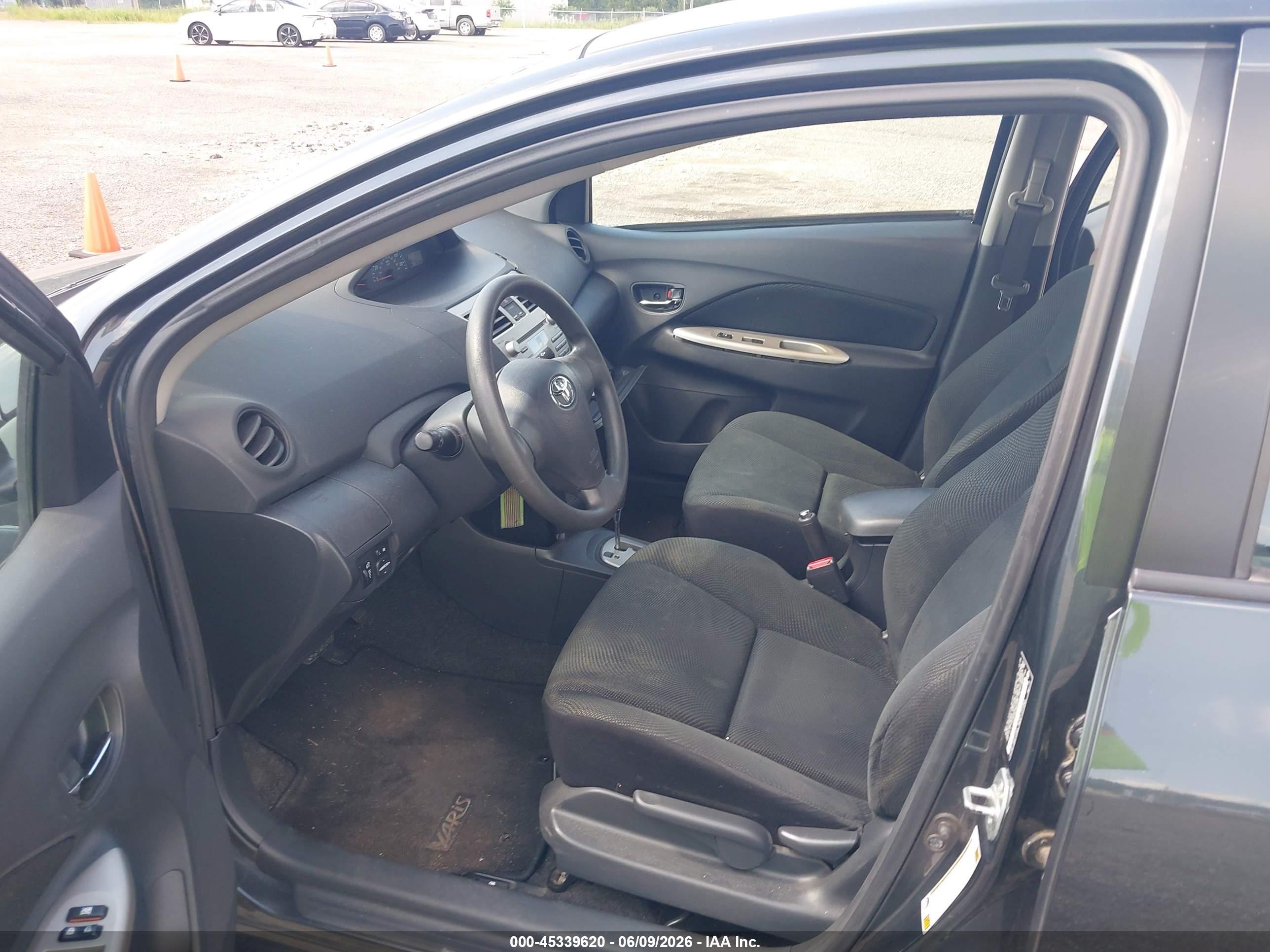 2009 Toyota Yaris   Gray vin: JTDBT903894051119