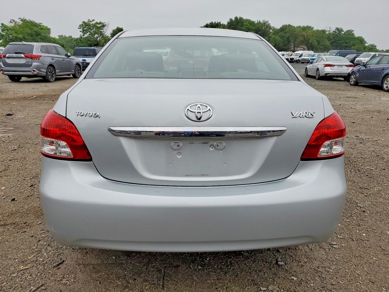 2008 Toyota Yaris Base Silver vin: JTDBT903981292381