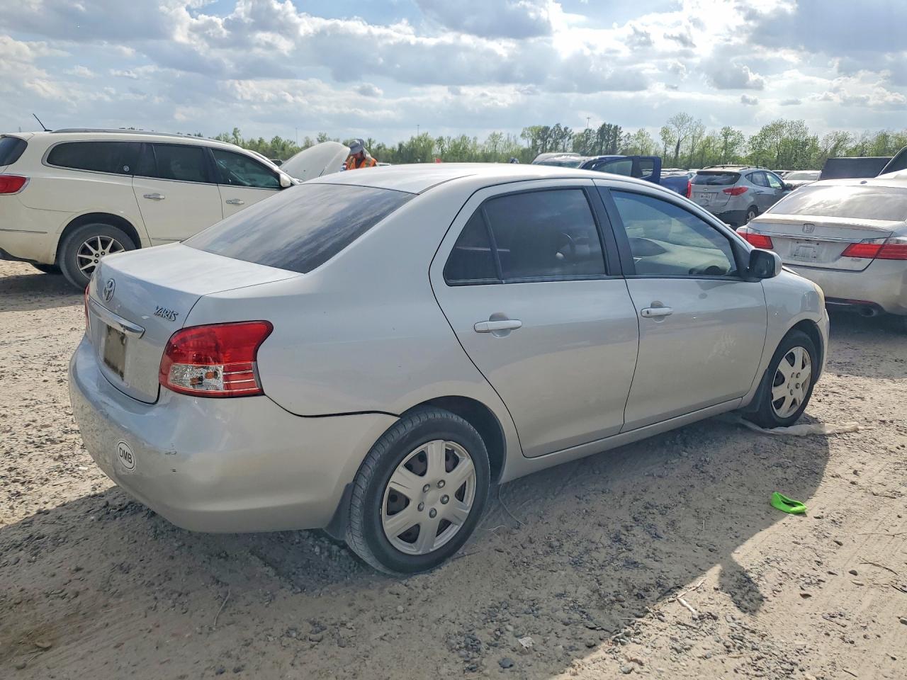 2007 Toyota Yaris Base Silver vin: JTDBT923071064961