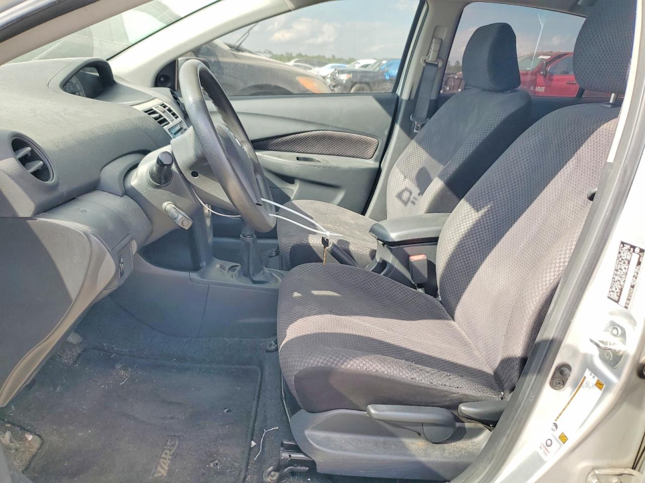 2007 Toyota Yaris Base Silver vin: JTDBT923071064961