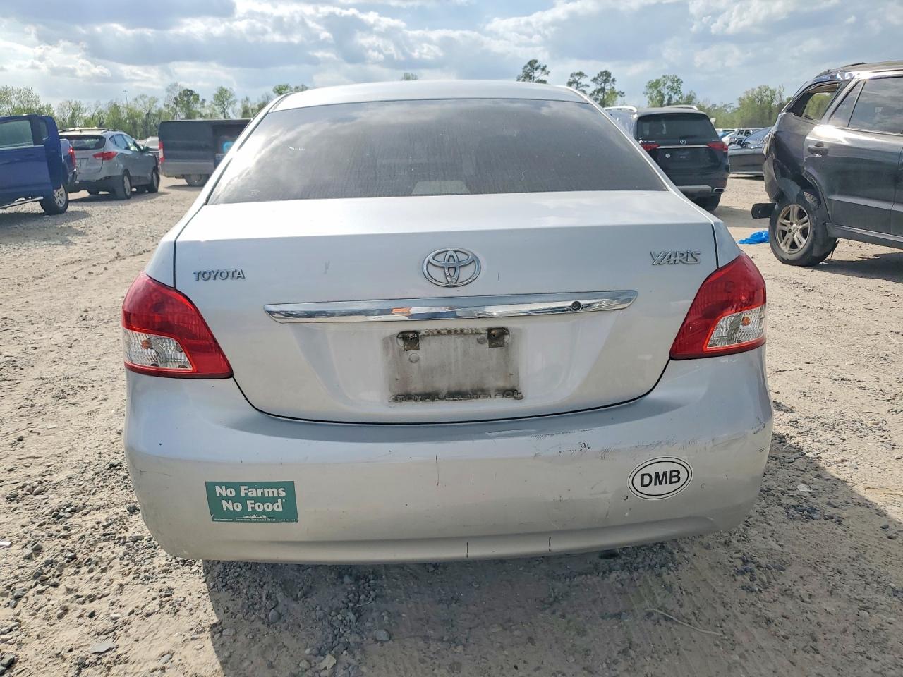 2007 Toyota Yaris Base Silver vin: JTDBT923071064961