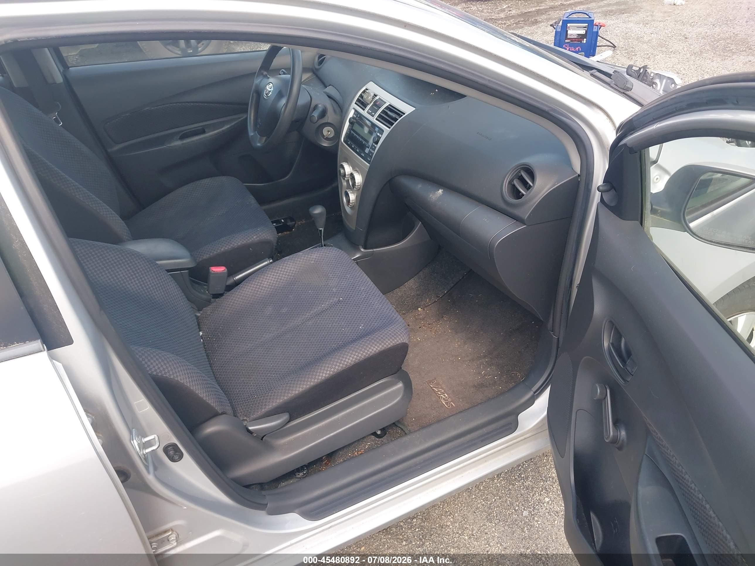 2008 Toyota Yaris   Серебряный vin: JTDBT923081196975