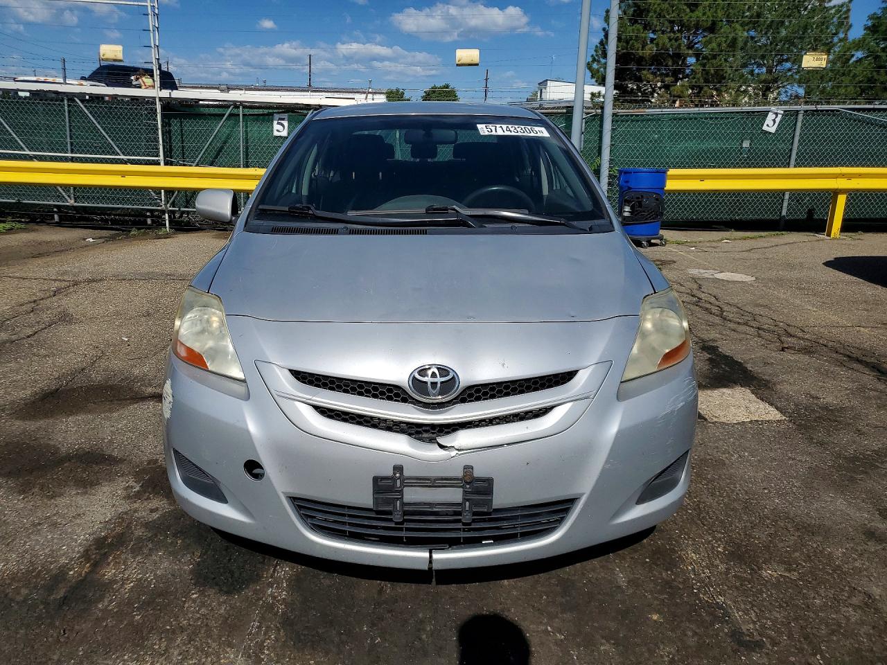 2008 Toyota Yaris Base Silver vin: JTDBT923081211345