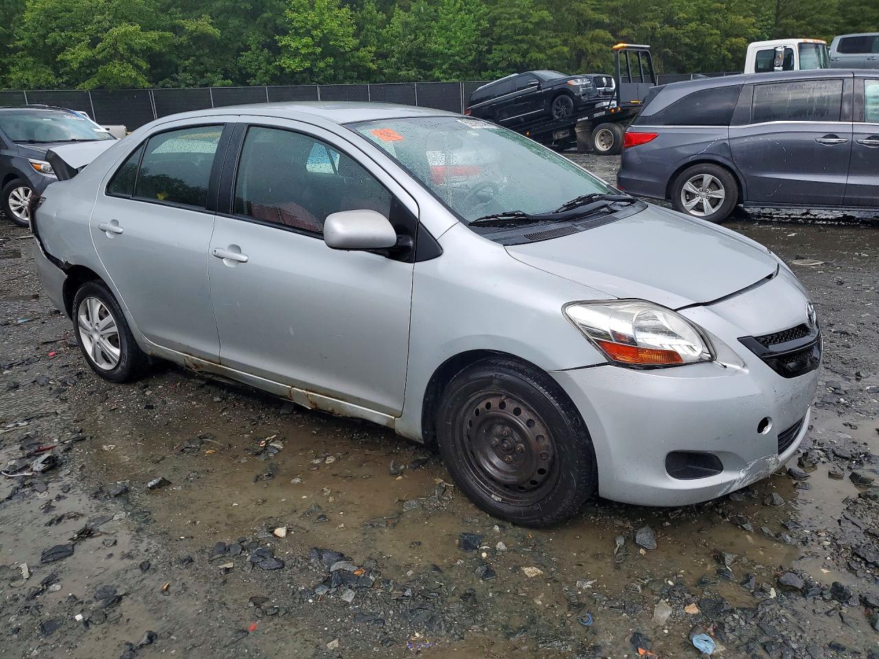 2008 Toyota Yaris Silver vin: JTDBT923084026033