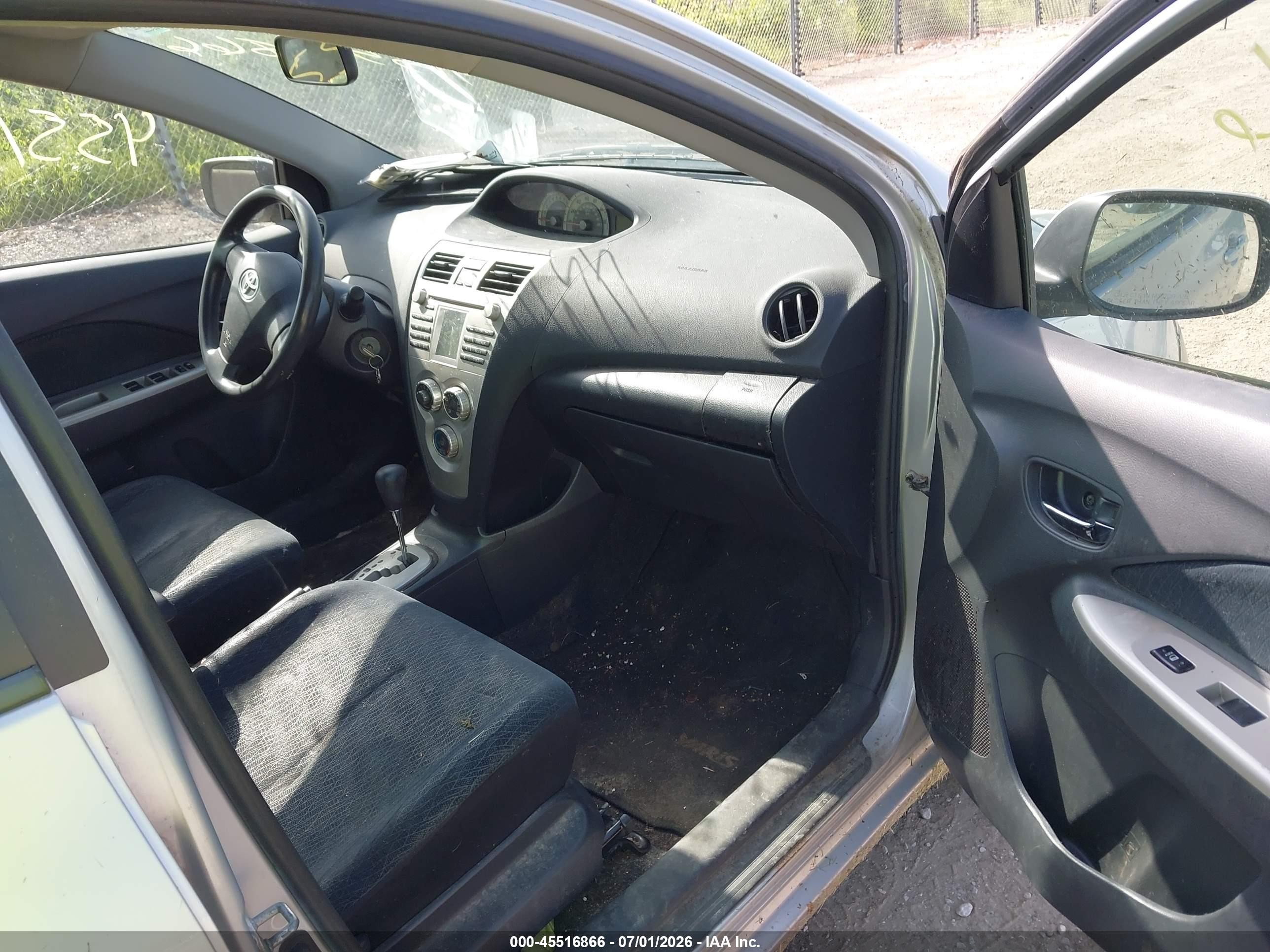 2008 Toyota Yaris   Silver vin: JTDBT923084040417