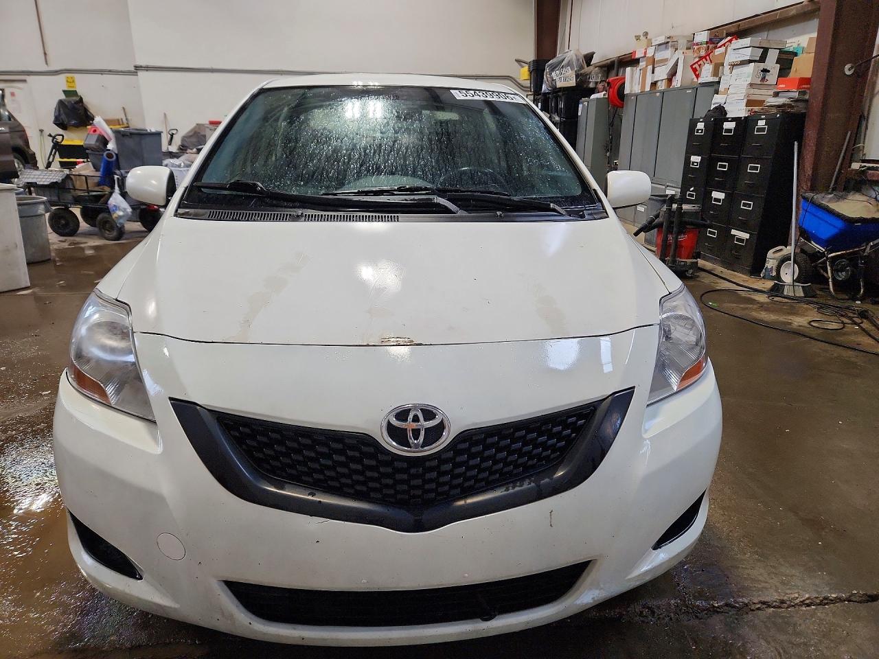 2009 Toyota Yaris Base White vin: JTDBT923091341773