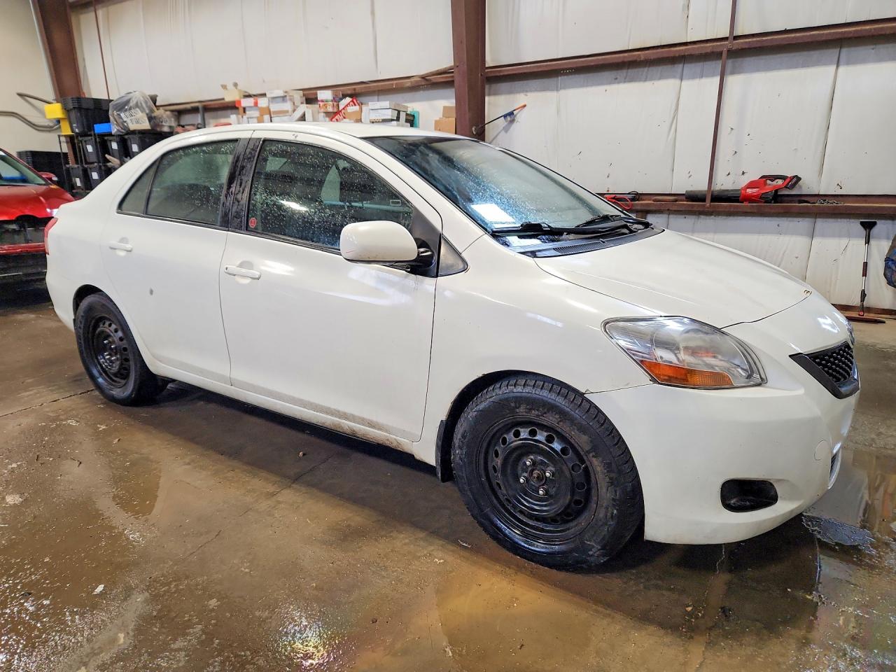 2009 Toyota Yaris Base White vin: JTDBT923091341773