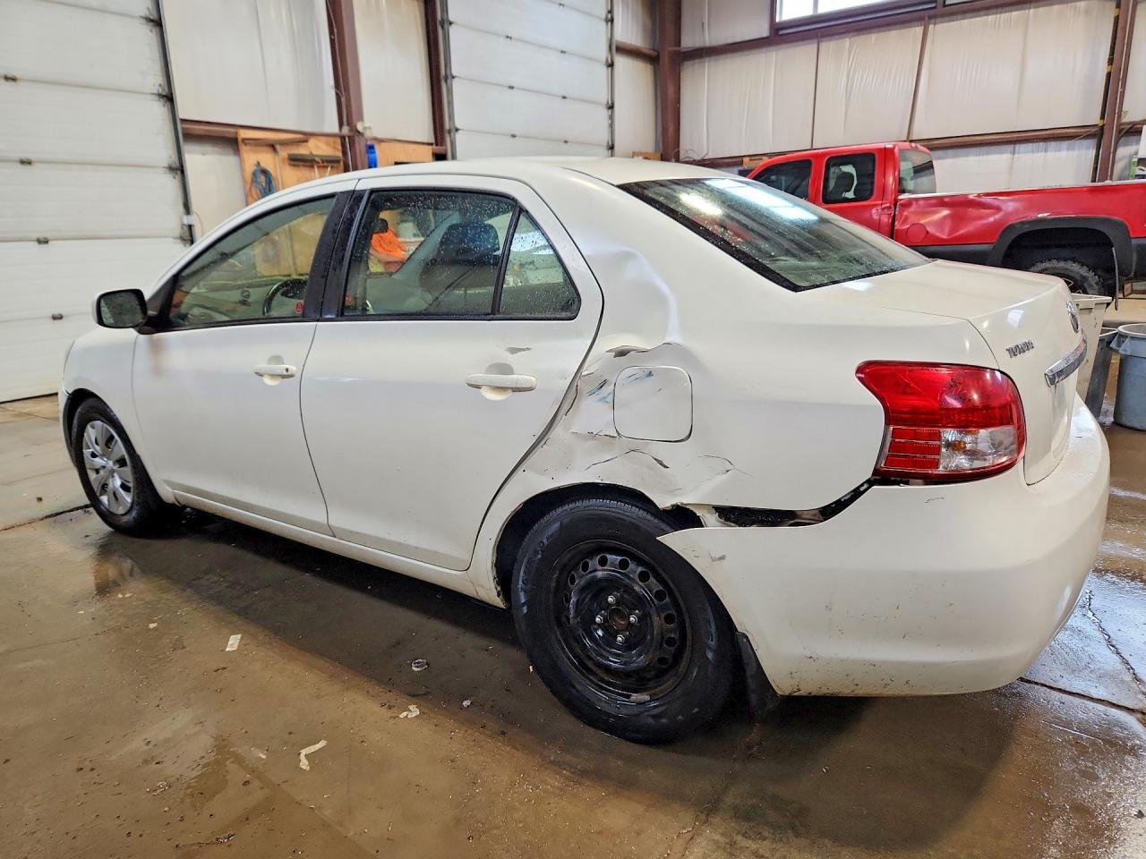2009 Toyota Yaris Base White vin: JTDBT923091341773