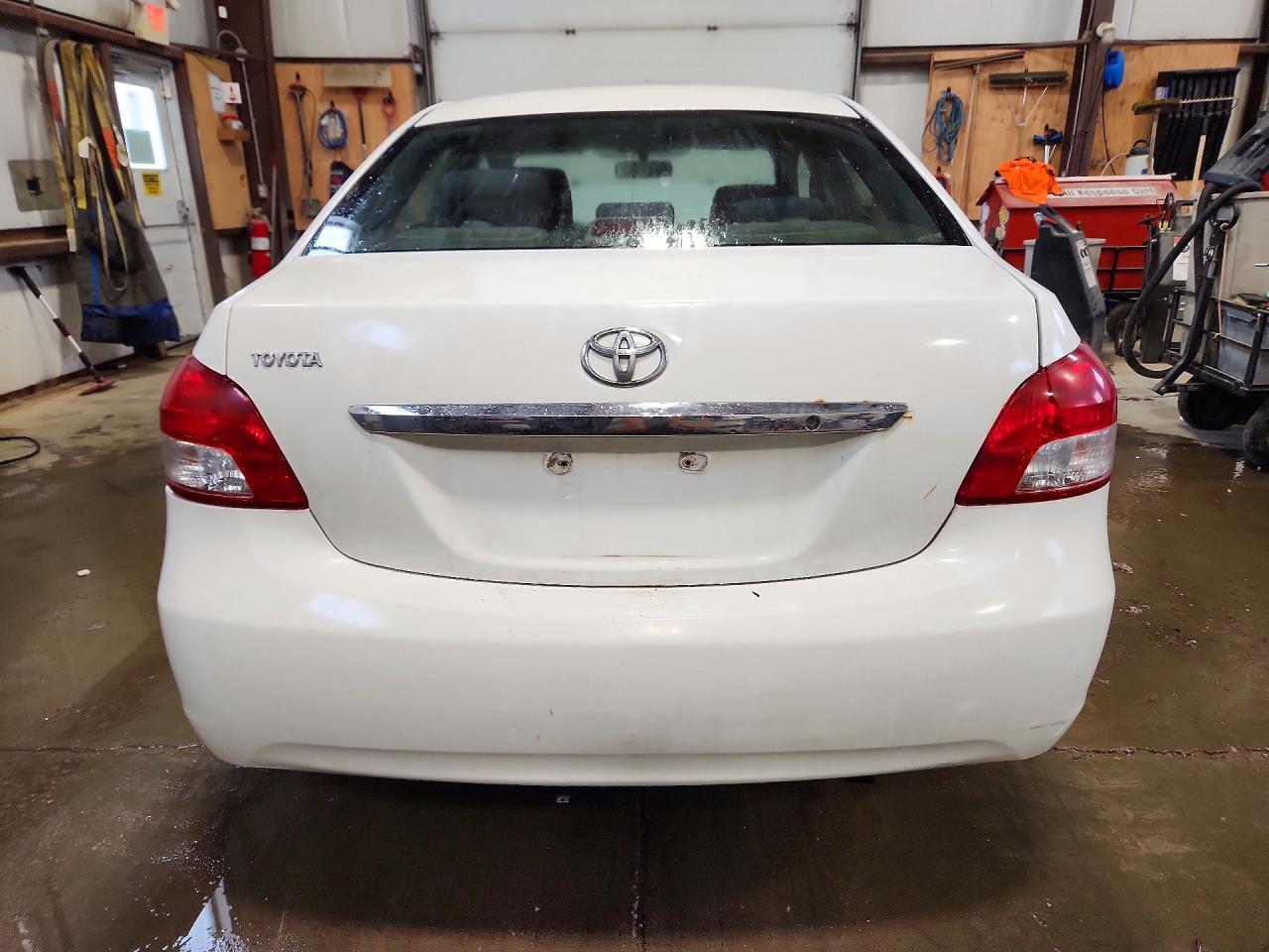 2009 Toyota Yaris Base White vin: JTDBT923091341773