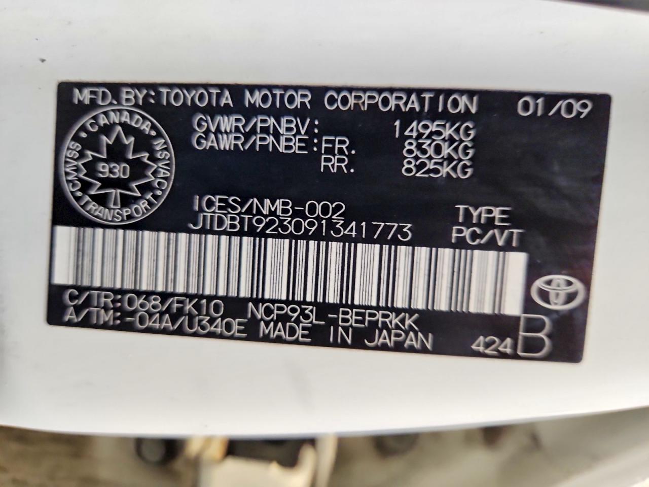 2009 Toyota Yaris Base White vin: JTDBT923091341773