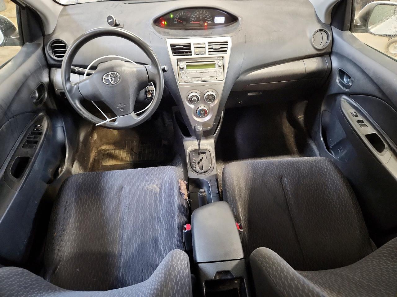 2009 Toyota Yaris Base White vin: JTDBT923091341773