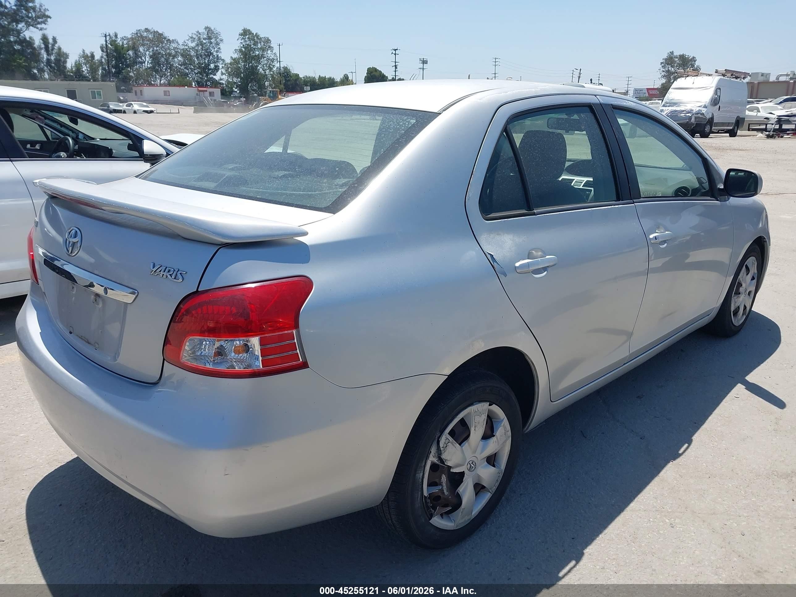 2008 Toyota Yaris   Серебряный vin: JTDBT923184026204