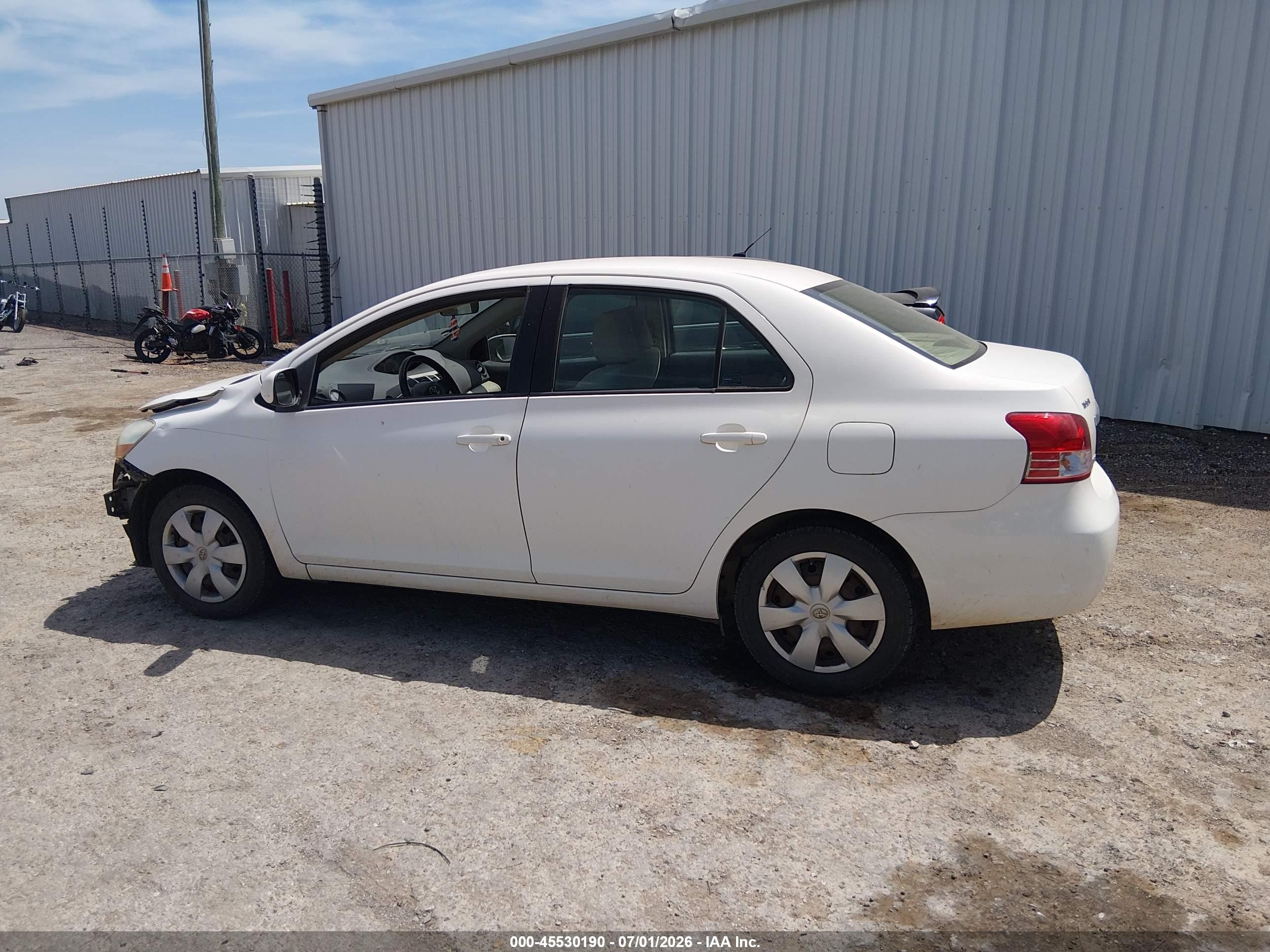2008 Toyota Yaris   White vin: JTDBT923481237334