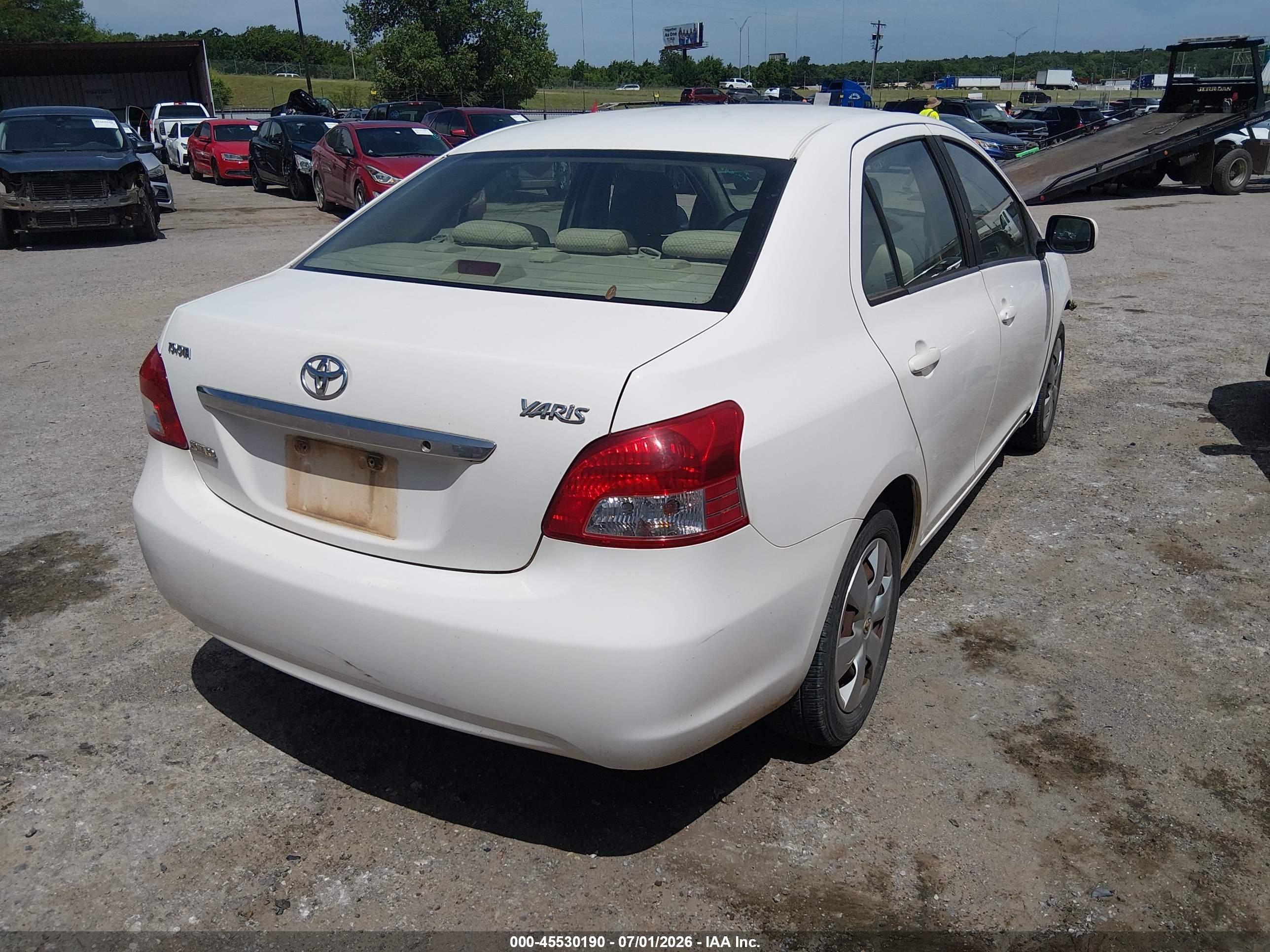 2008 Toyota Yaris   White vin: JTDBT923481237334