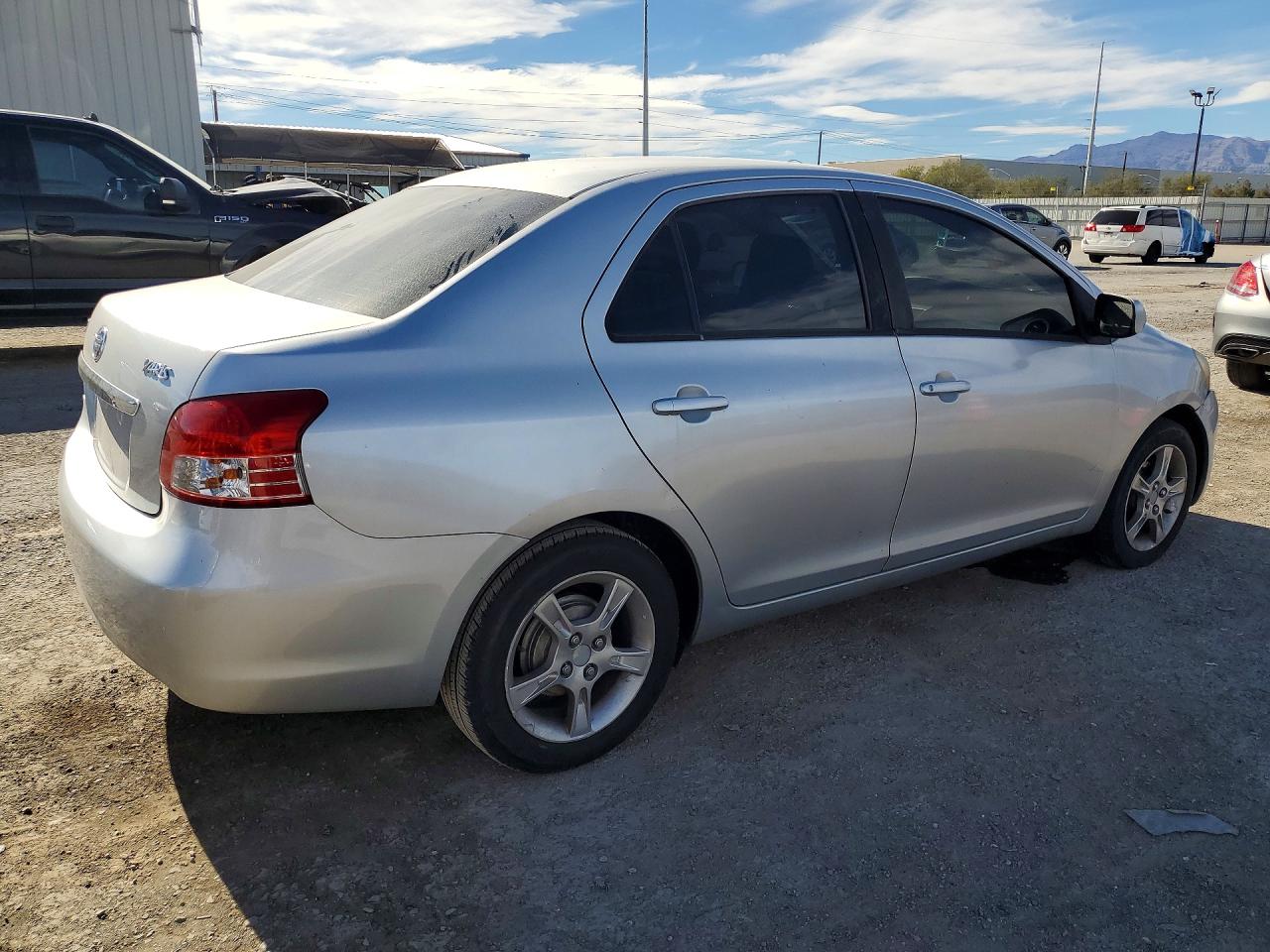 2007 Toyota Yaris Base Silver vin: JTDBT923571014881