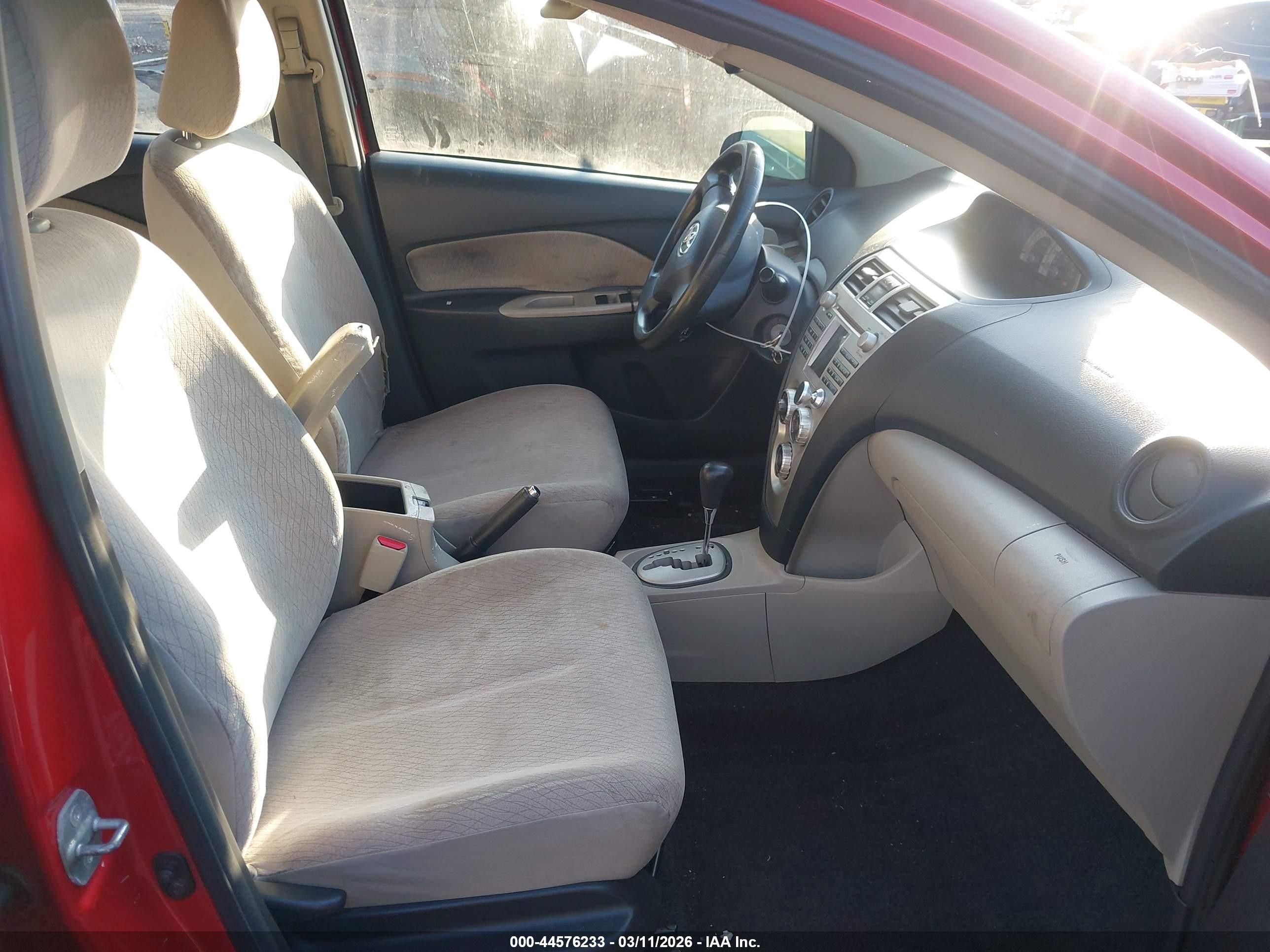 2008 Toyota Yaris   Красный vin: JTDBT923584038307