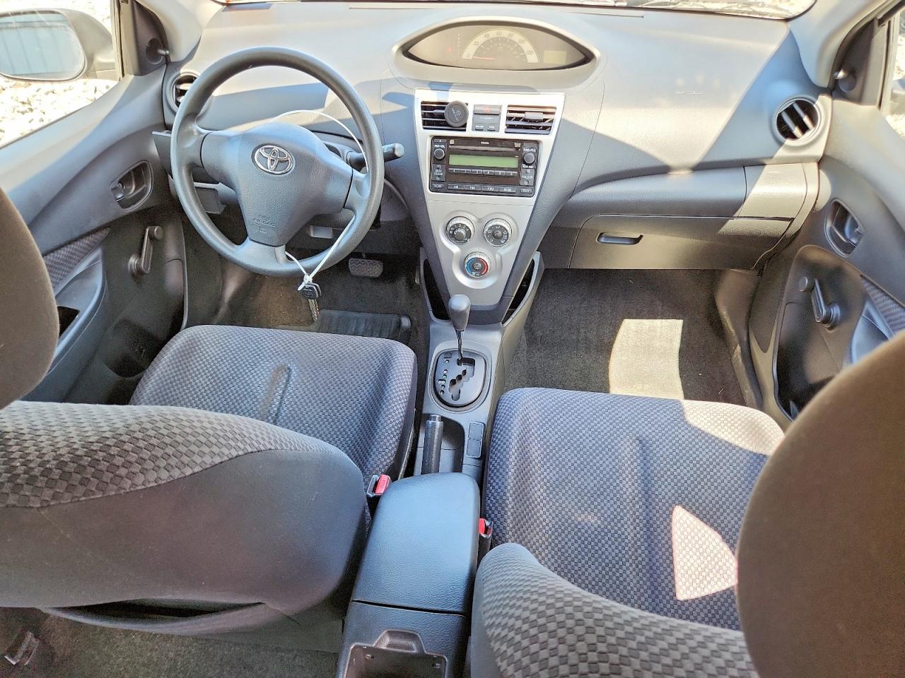 2007 Toyota Yaris Base Silver vin: JTDBT923871016351