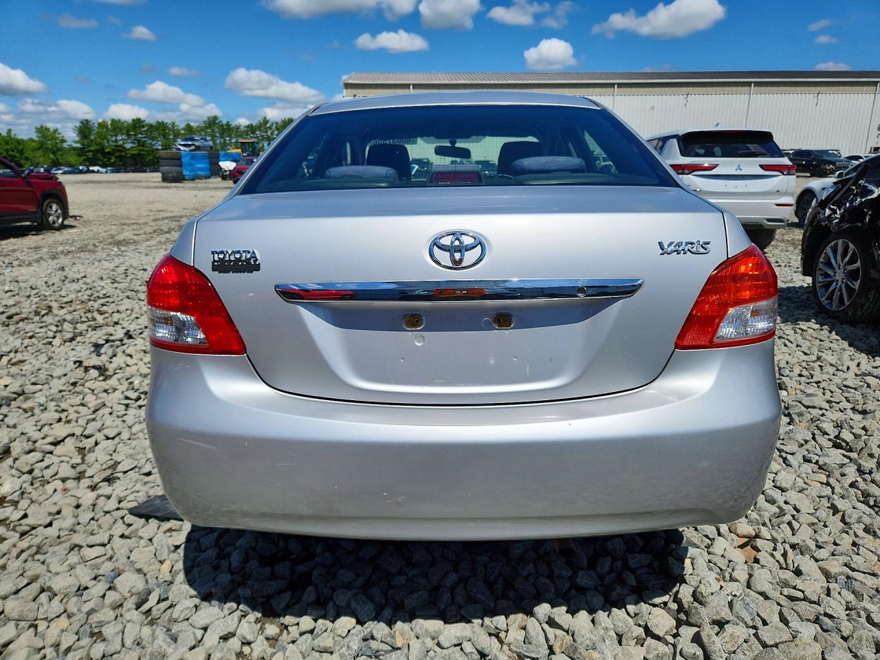 2007 Toyota Yaris Base Silver vin: JTDBT923871016351