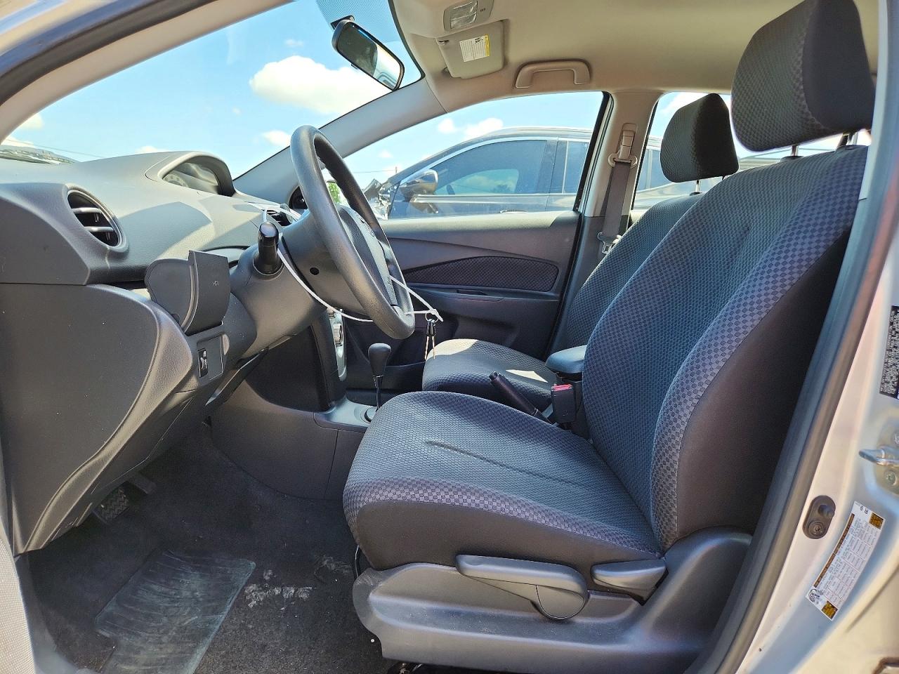 2007 Toyota Yaris Base Silver vin: JTDBT923871016351