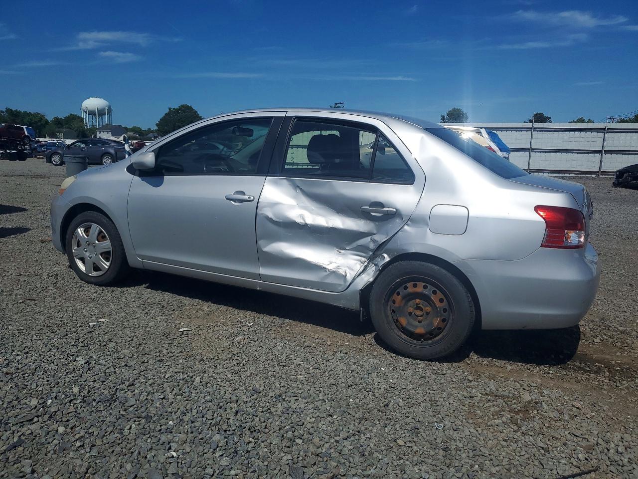 2008 Toyota Yaris Base Silver vin: JTDBT923881250488