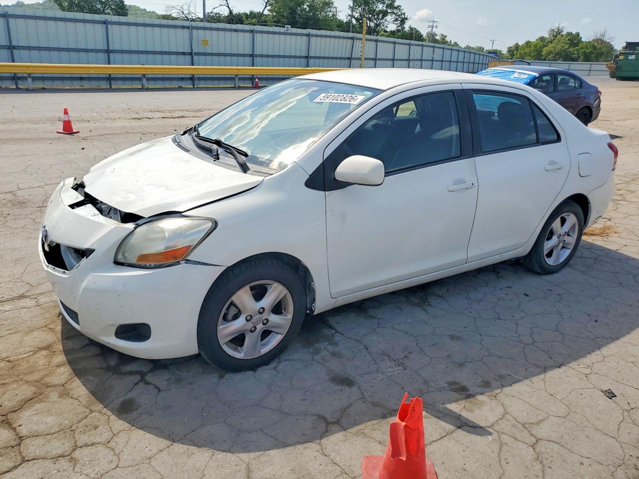 2008 Toyota Yaris Base White vin: JTDBT923984016360