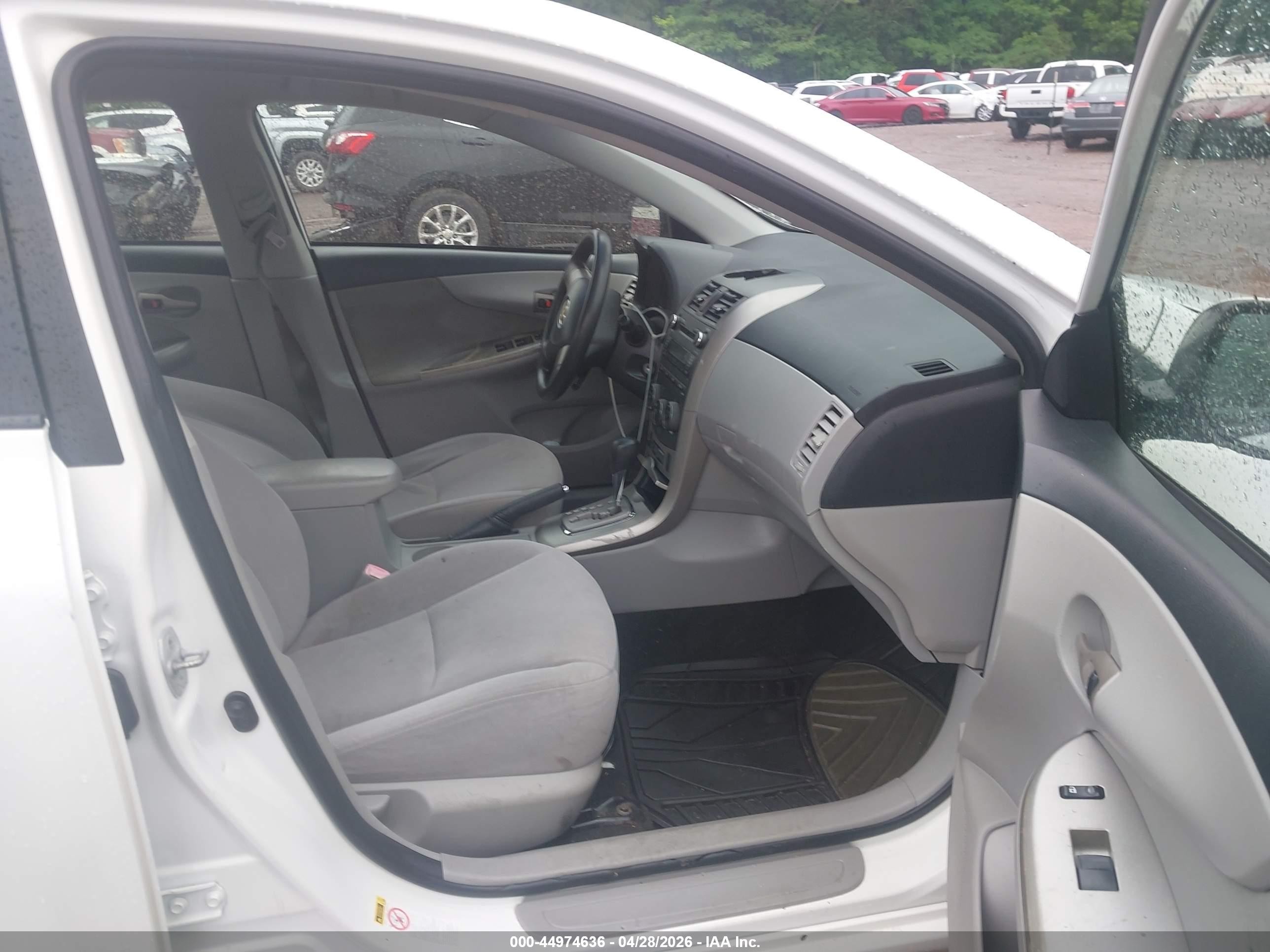 2011 Toyota Corolla Le White vin: JTDBU4EE0B9131582