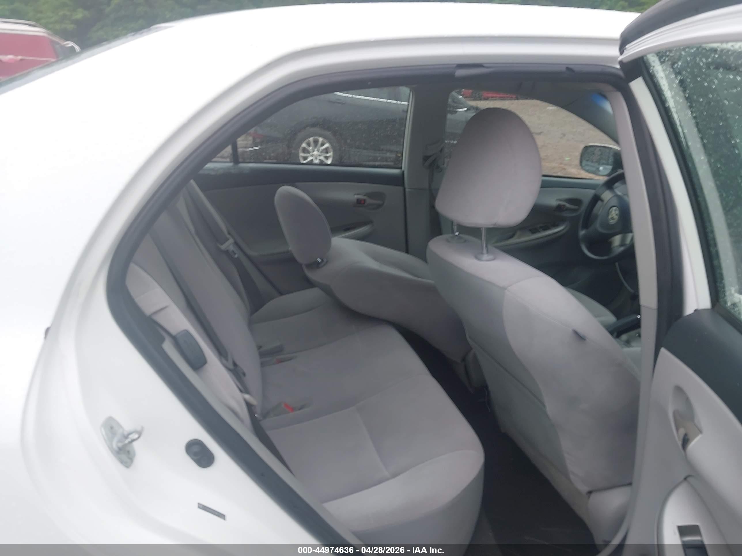 2011 Toyota Corolla Le White vin: JTDBU4EE0B9131582