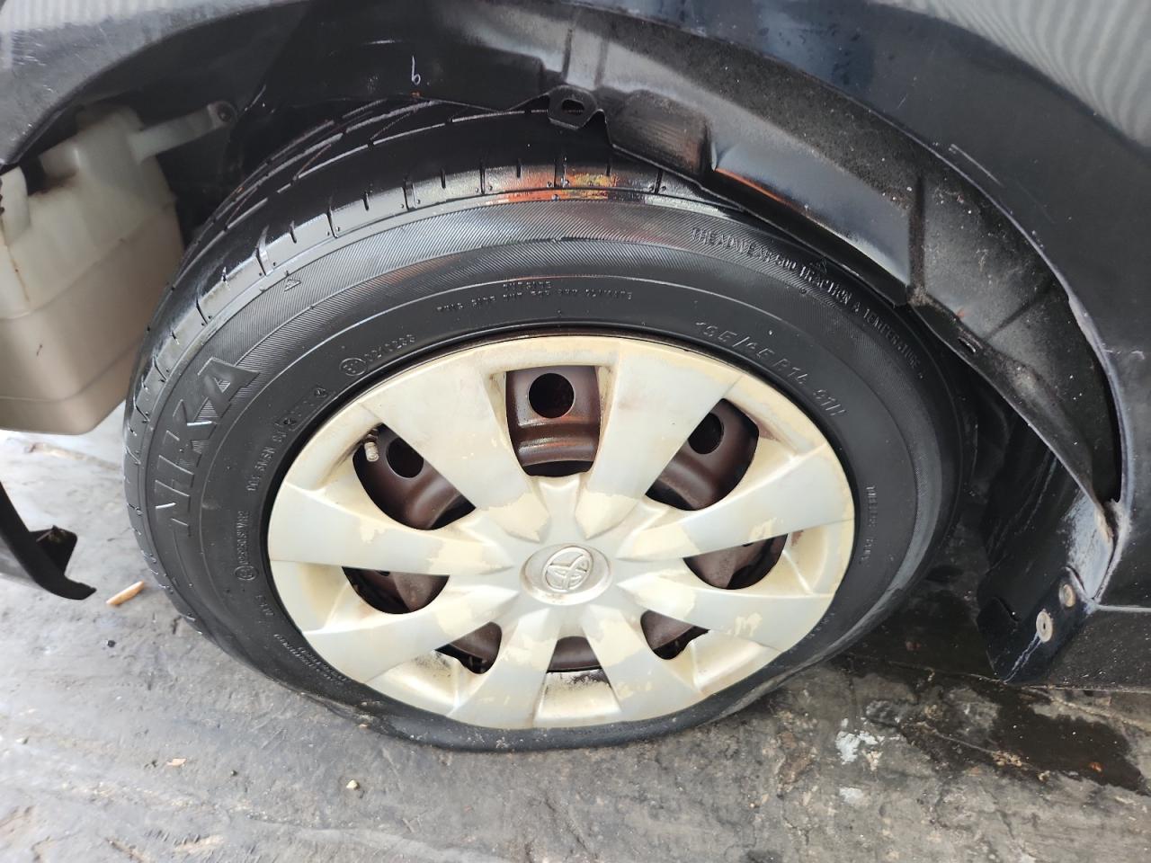 2011 Toyota Corolla Le Черный vin: JTDBU4EE0B9131601 Damage: Left Front Wheel Cover, Peeling, > 12 Inches